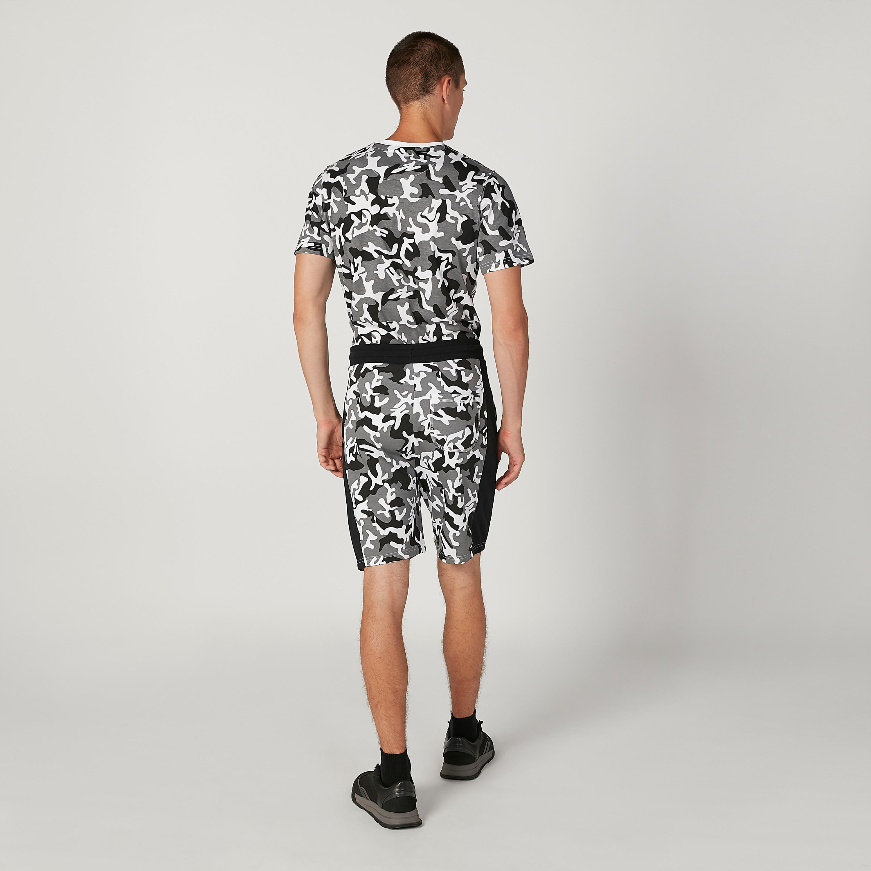 شورت مستدام بقصّة سليم وخصر متوسط الارتفاع وطبعات مموّهة-men-clothing-bottoms-shorts-image-4