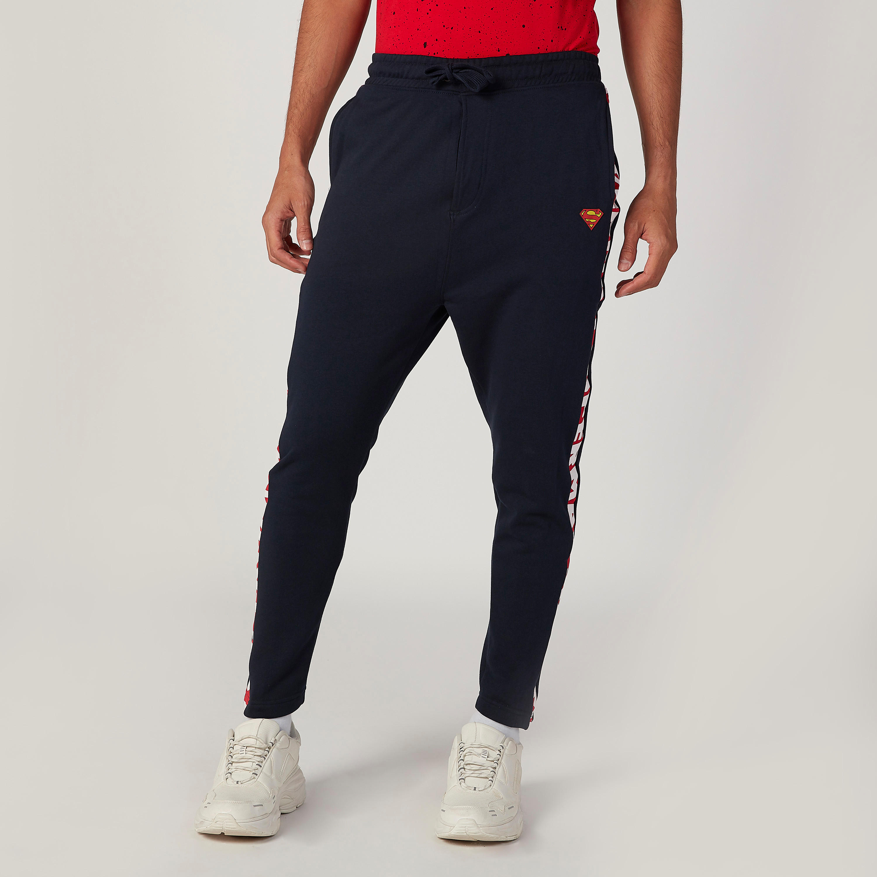 بنطلون مستدام سليم فيت بخصر متوسط الارتفاع وجيوب وطبعات سوبرمان-men-clothing-bottoms-trousersandchinos-trousers-image-1