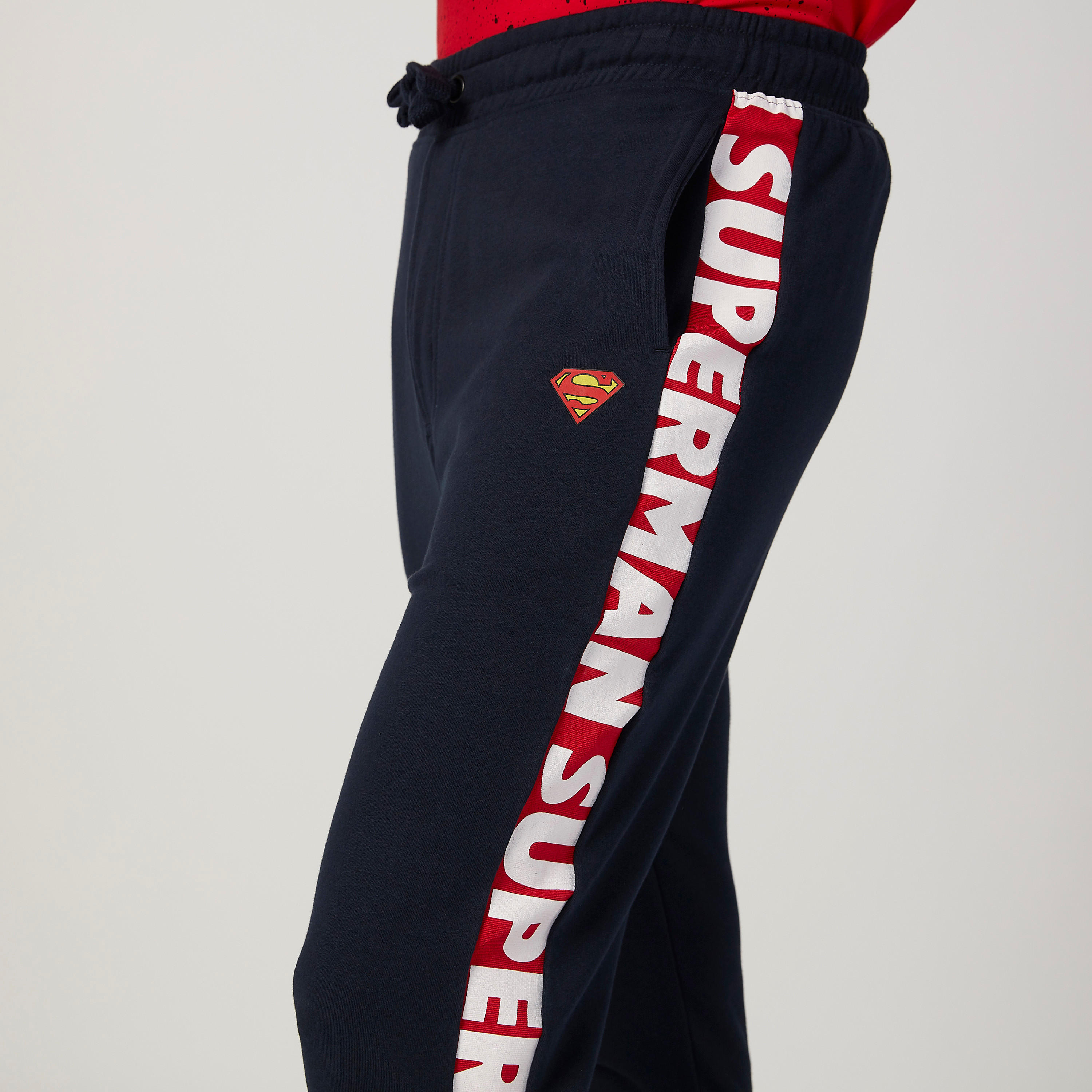بنطلون مستدام سليم فيت بخصر متوسط الارتفاع وجيوب وطبعات سوبرمان-men-clothing-bottoms-trousersandchinos-trousers-image-3