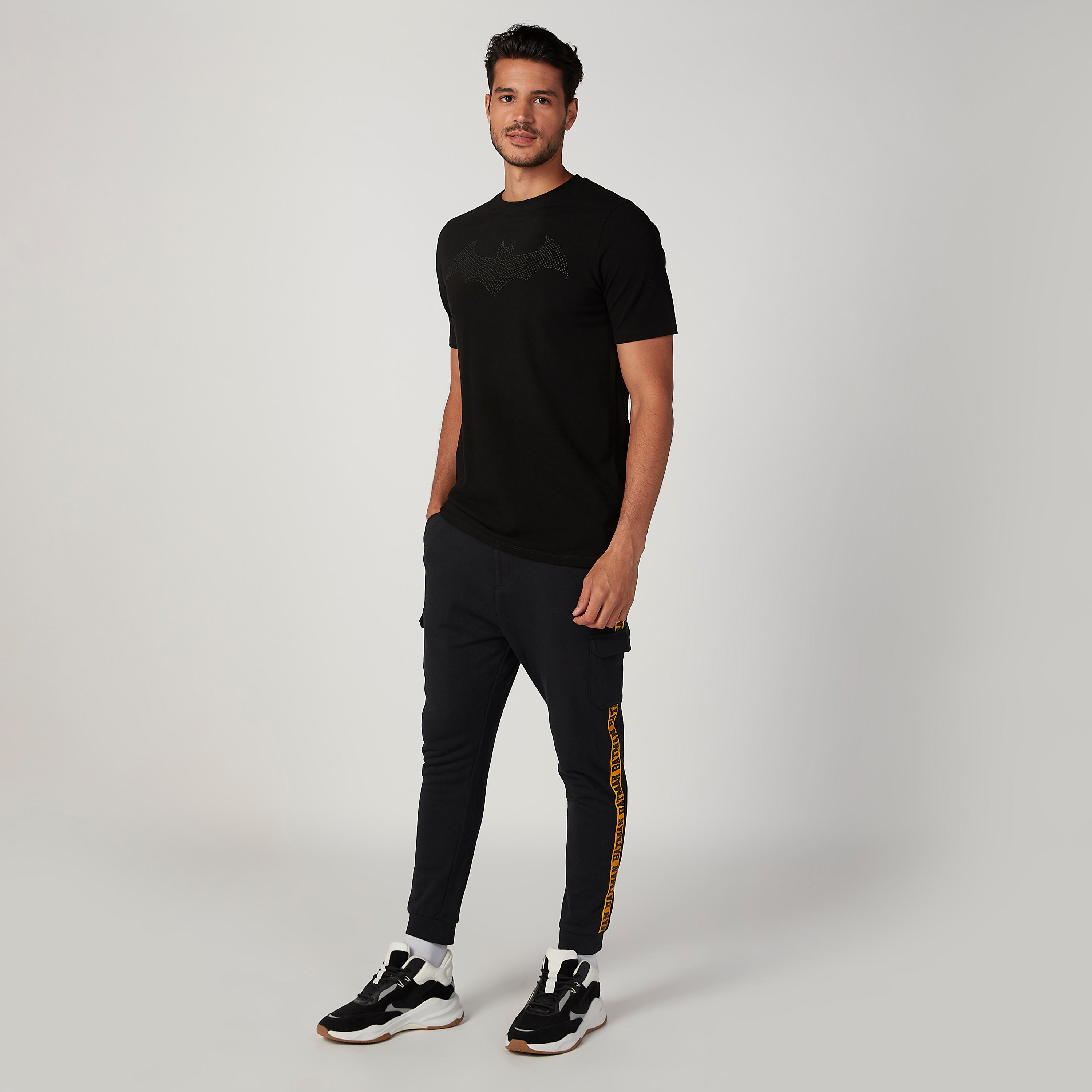بنطلون رياضي مستدام سليم فيت بخصر متوسط الارتفاع وطبعات باتمان-men-clothing-bottoms-joggers-image-2