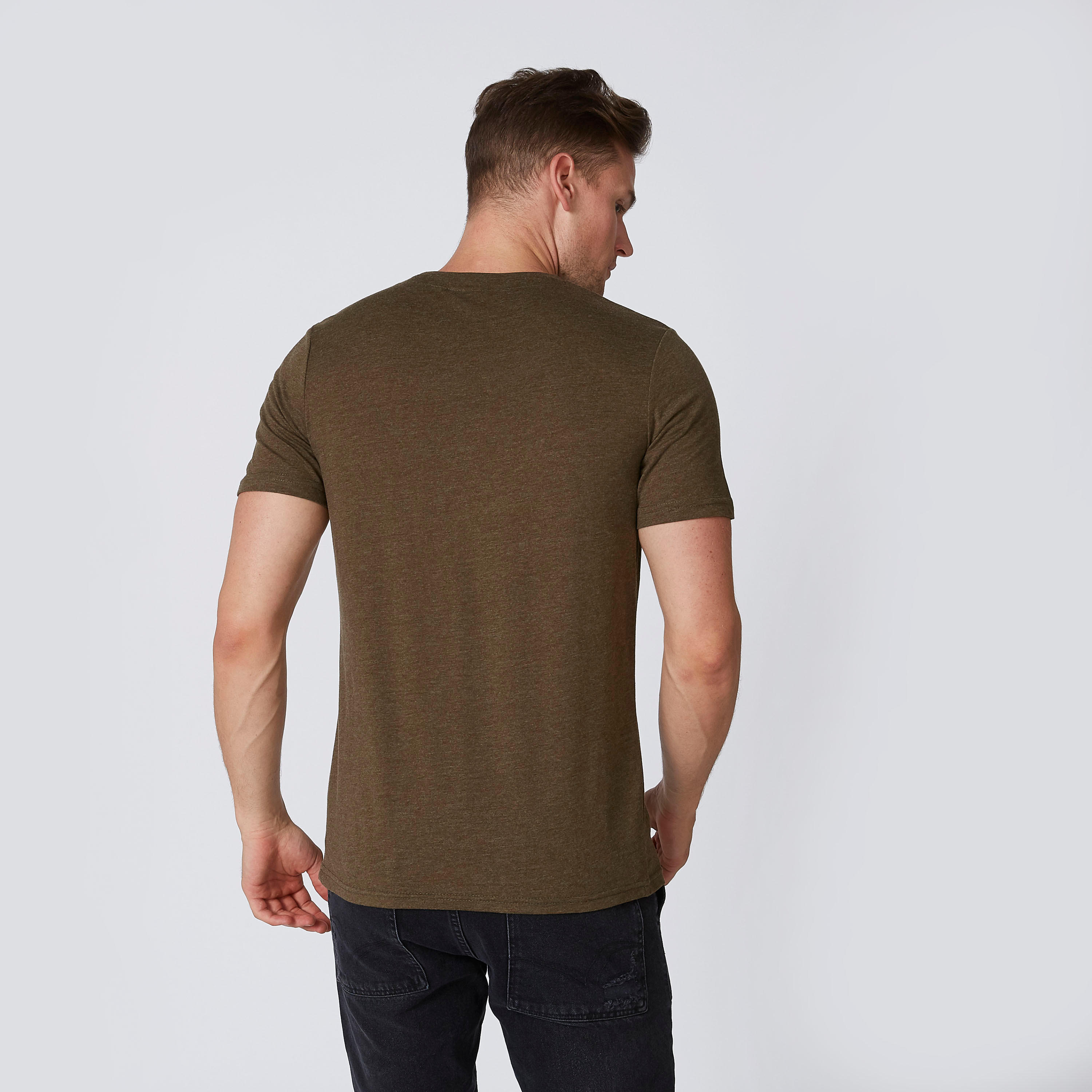 تيشيرت مستدام سليم بياقة ضيّقة وطبعات جارفيلد -men-clothing-tshirtsandpolos-tshirts-image-2