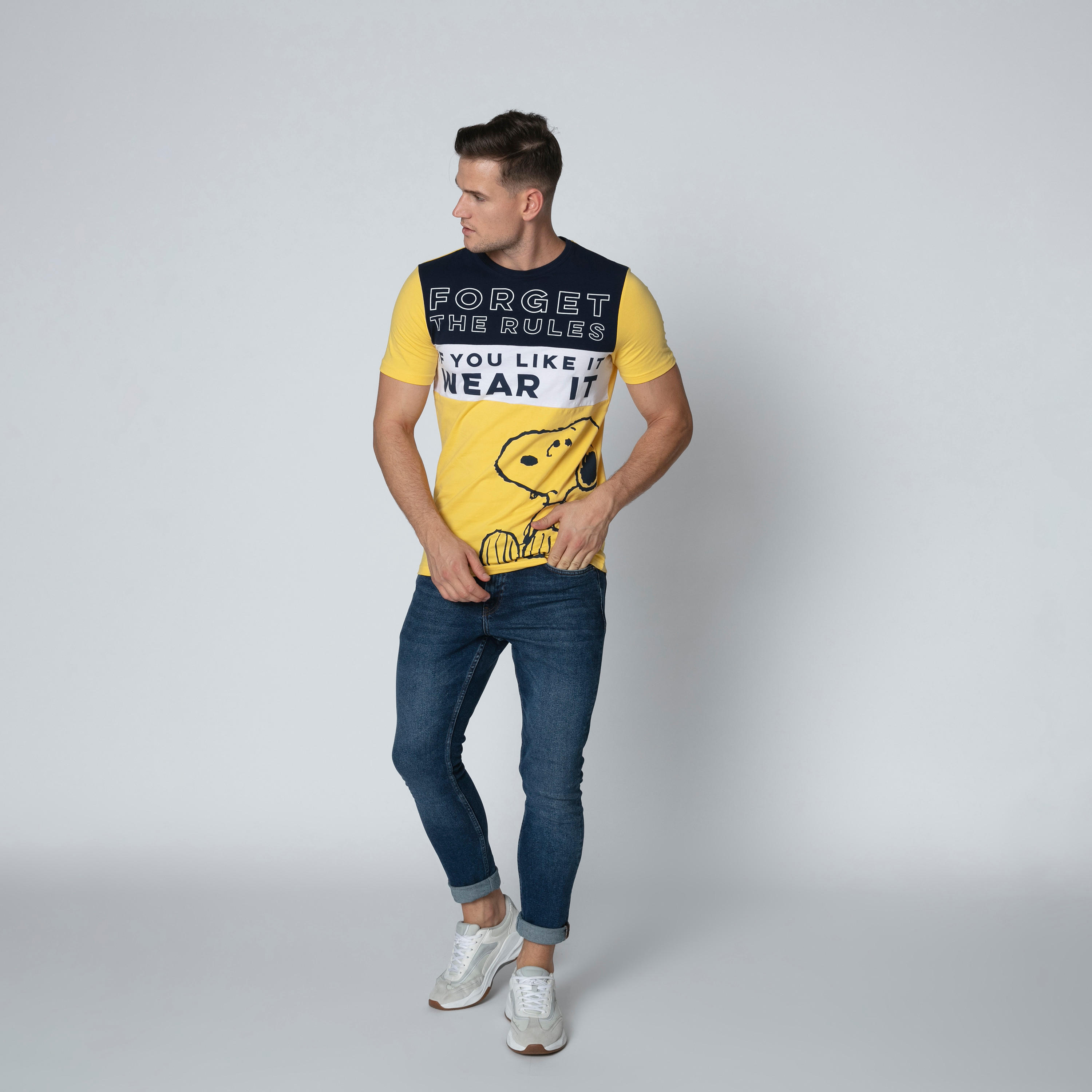 تيشيرت مستدام سليم بياقة مستديرة وطبعات سنوبي -men-clothing-tshirtsandpolos-tshirts-image-3