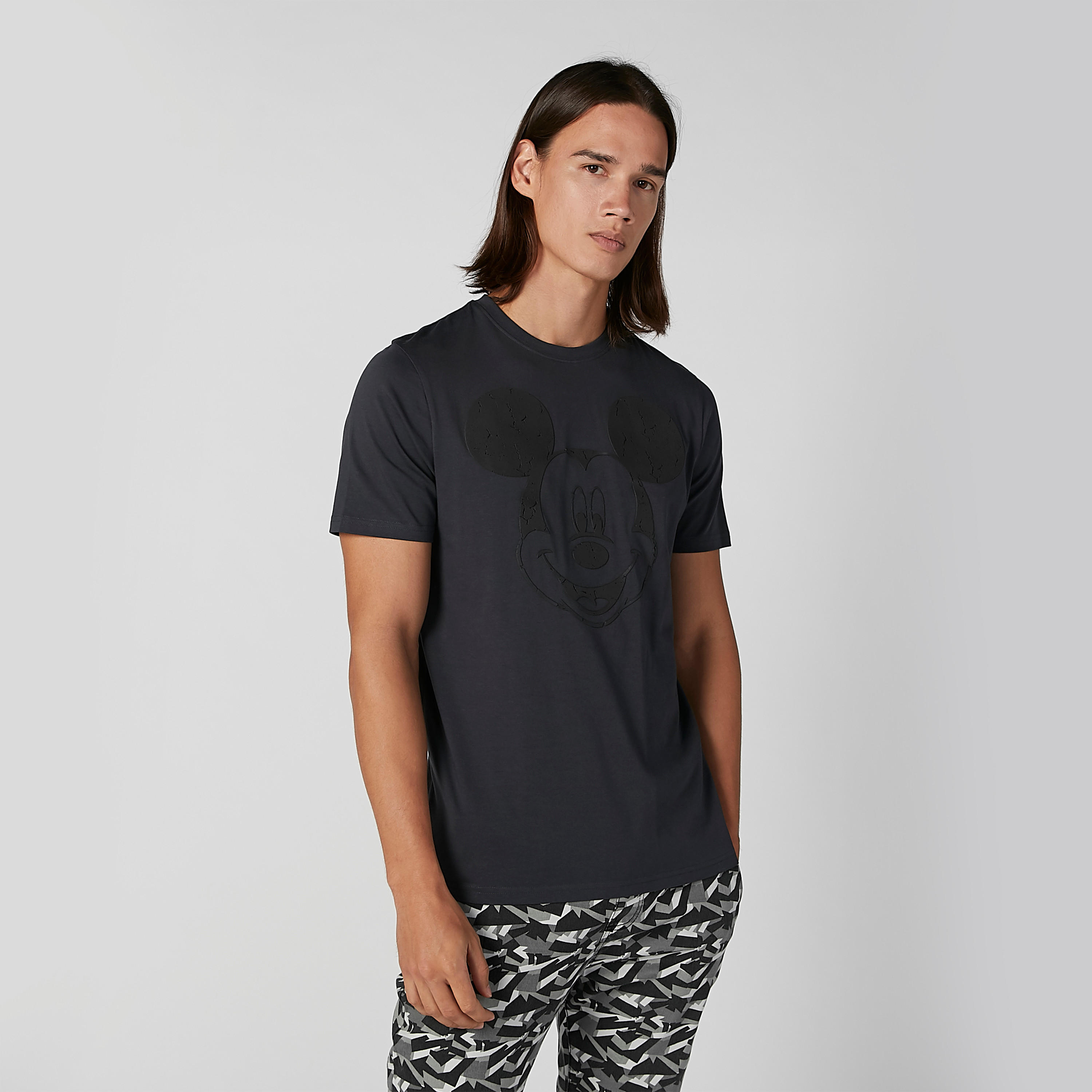 تيشيرت مستدام سليم بياقة ضيّقة وطبعات ميكي ماوس-men-clothing-tshirtsandpolos-tshirts-image-1