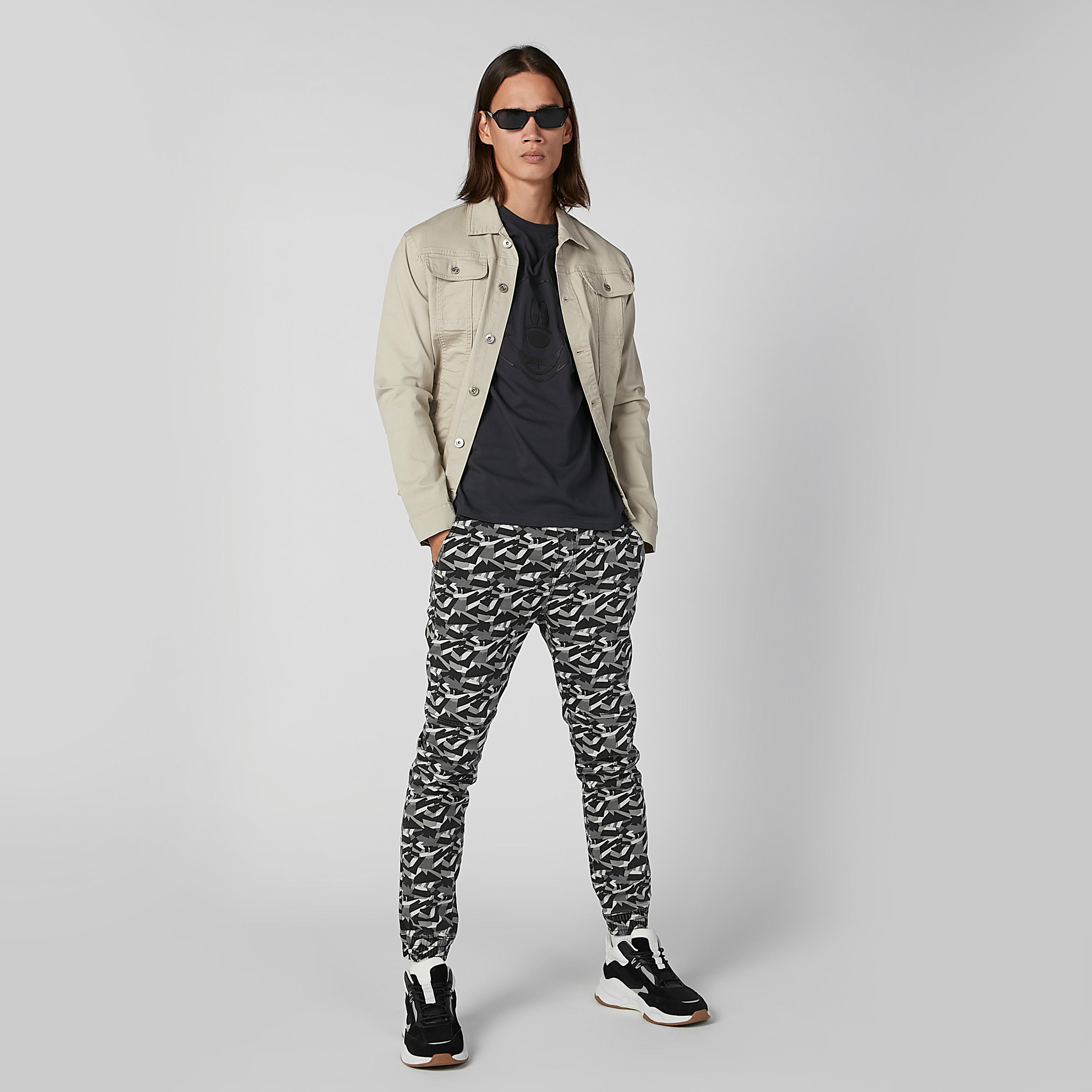 تيشيرت مستدام سليم بياقة ضيّقة وطبعات ميكي ماوس-men-clothing-tshirtsandpolos-tshirts-image-2