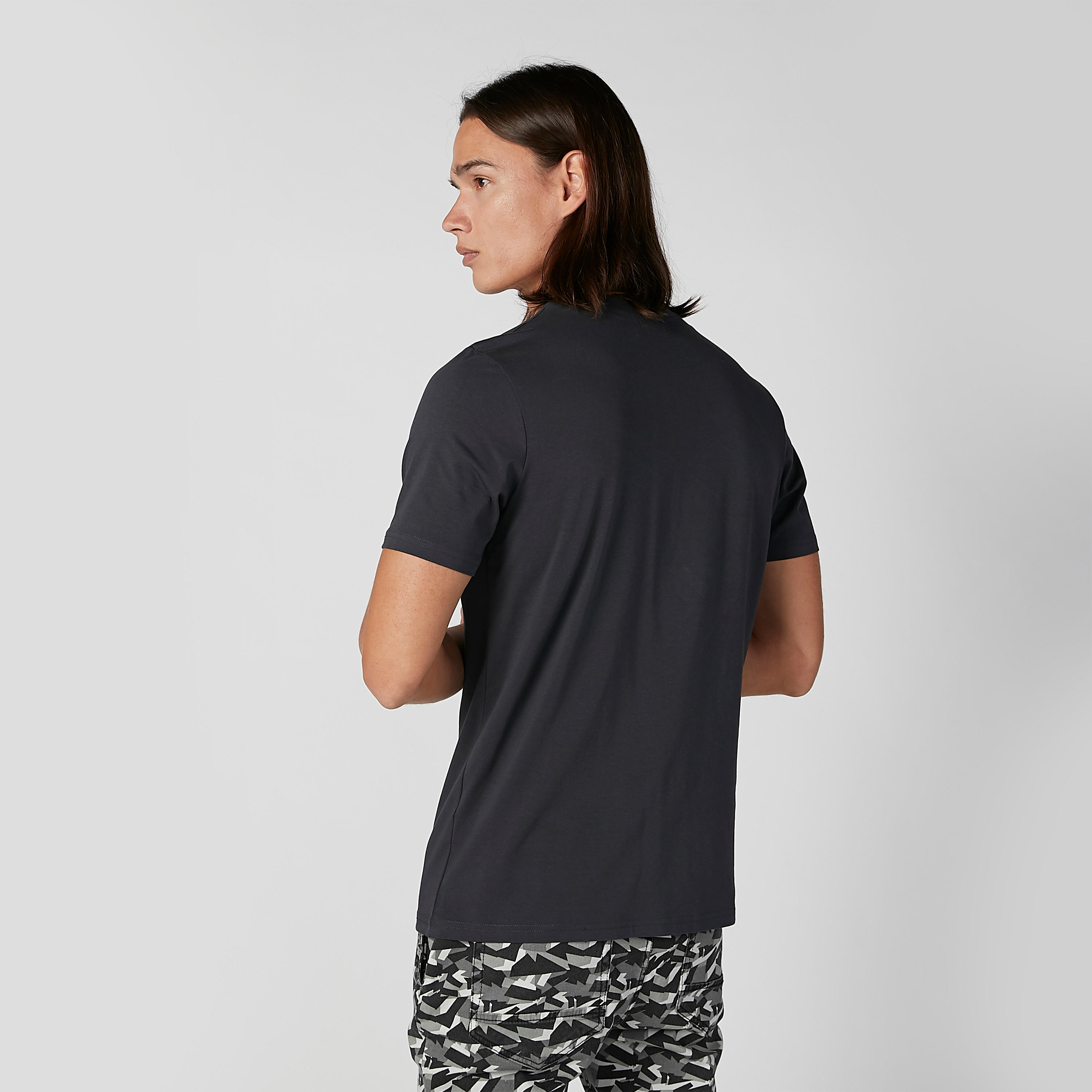 تيشيرت مستدام سليم بياقة ضيّقة وطبعات ميكي ماوس-men-clothing-tshirtsandpolos-tshirts-image-3