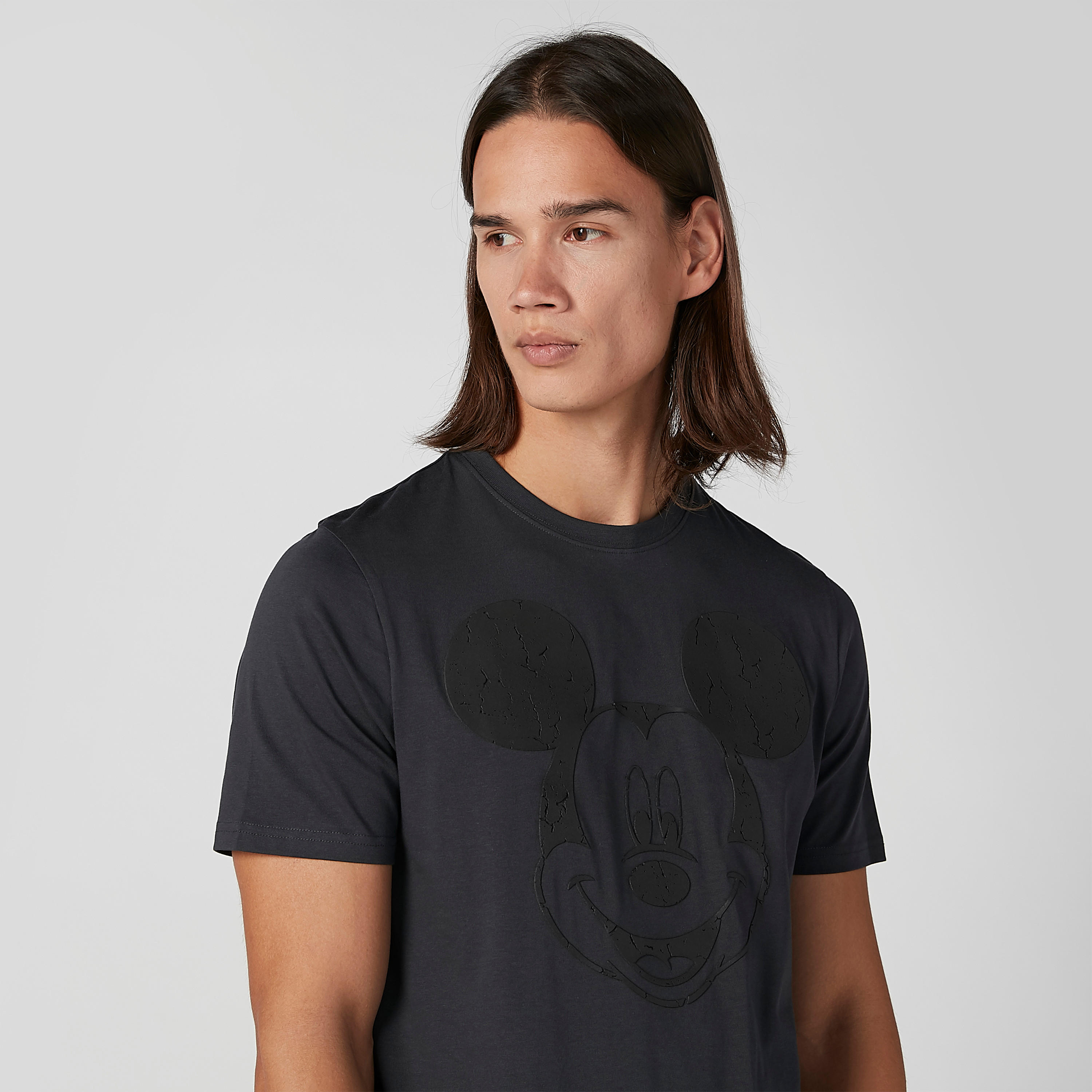 تيشيرت مستدام سليم بياقة ضيّقة وطبعات ميكي ماوس-men-clothing-tshirtsandpolos-tshirts-image-4