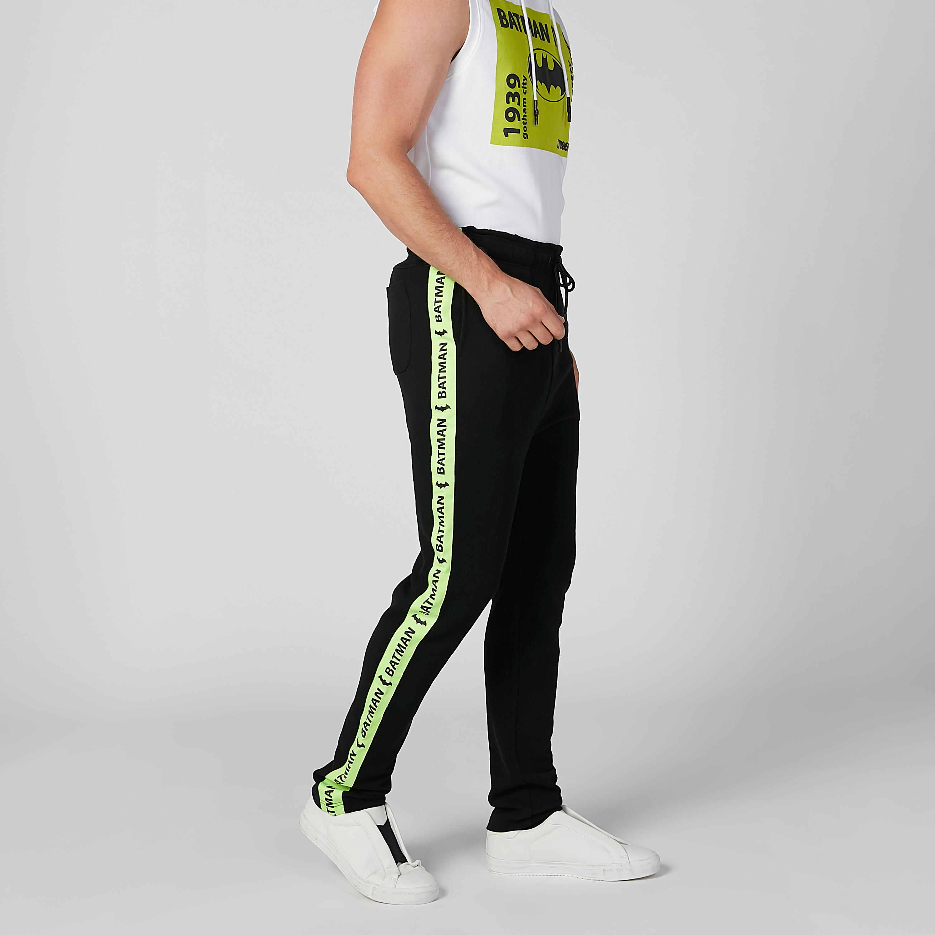 بنطلون مستدام طويل بقصّة سليم وطبعات باتمان-men-clothing-bottoms-joggers-image-1