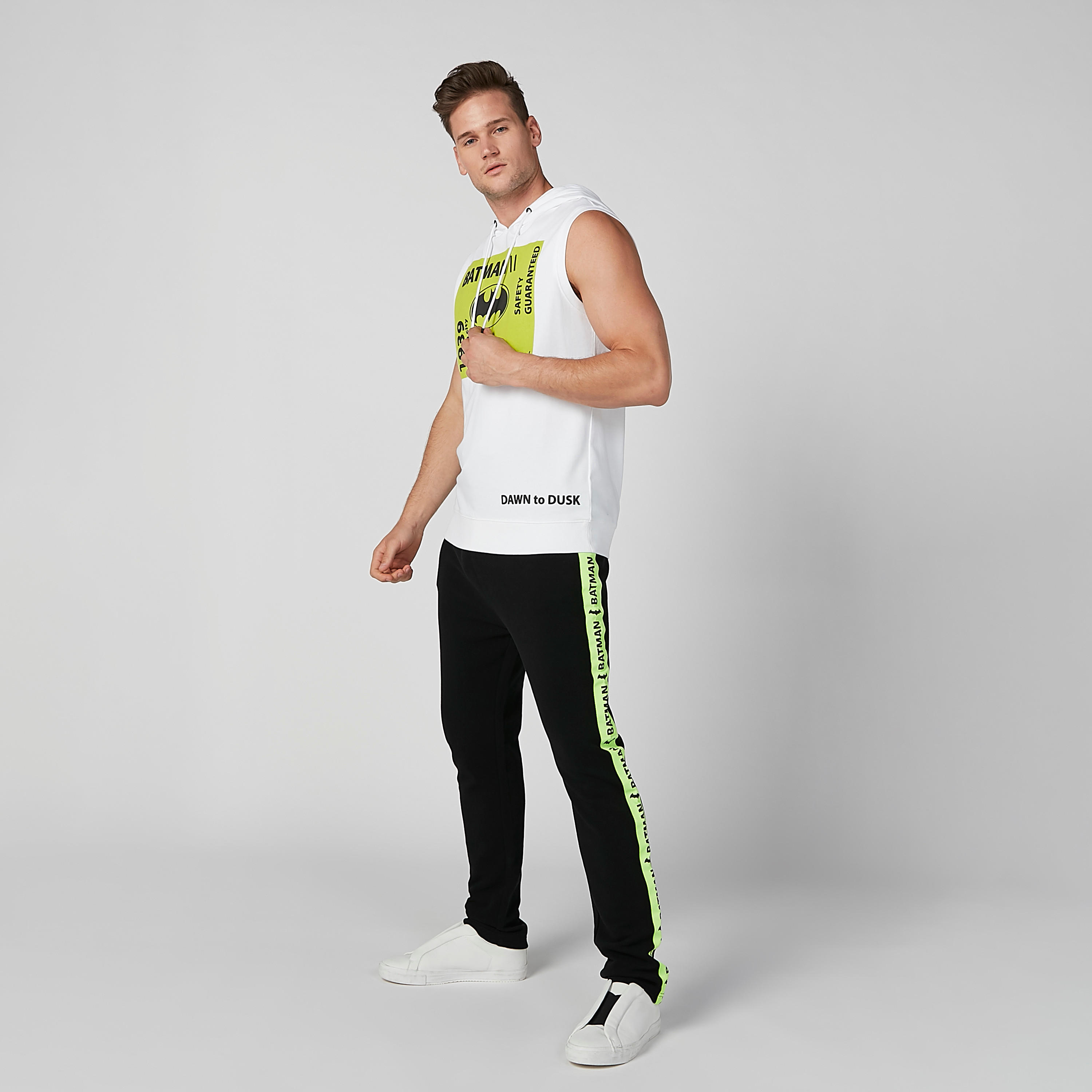بنطلون مستدام طويل بقصّة سليم وطبعات باتمان-men-clothing-bottoms-joggers-image-2