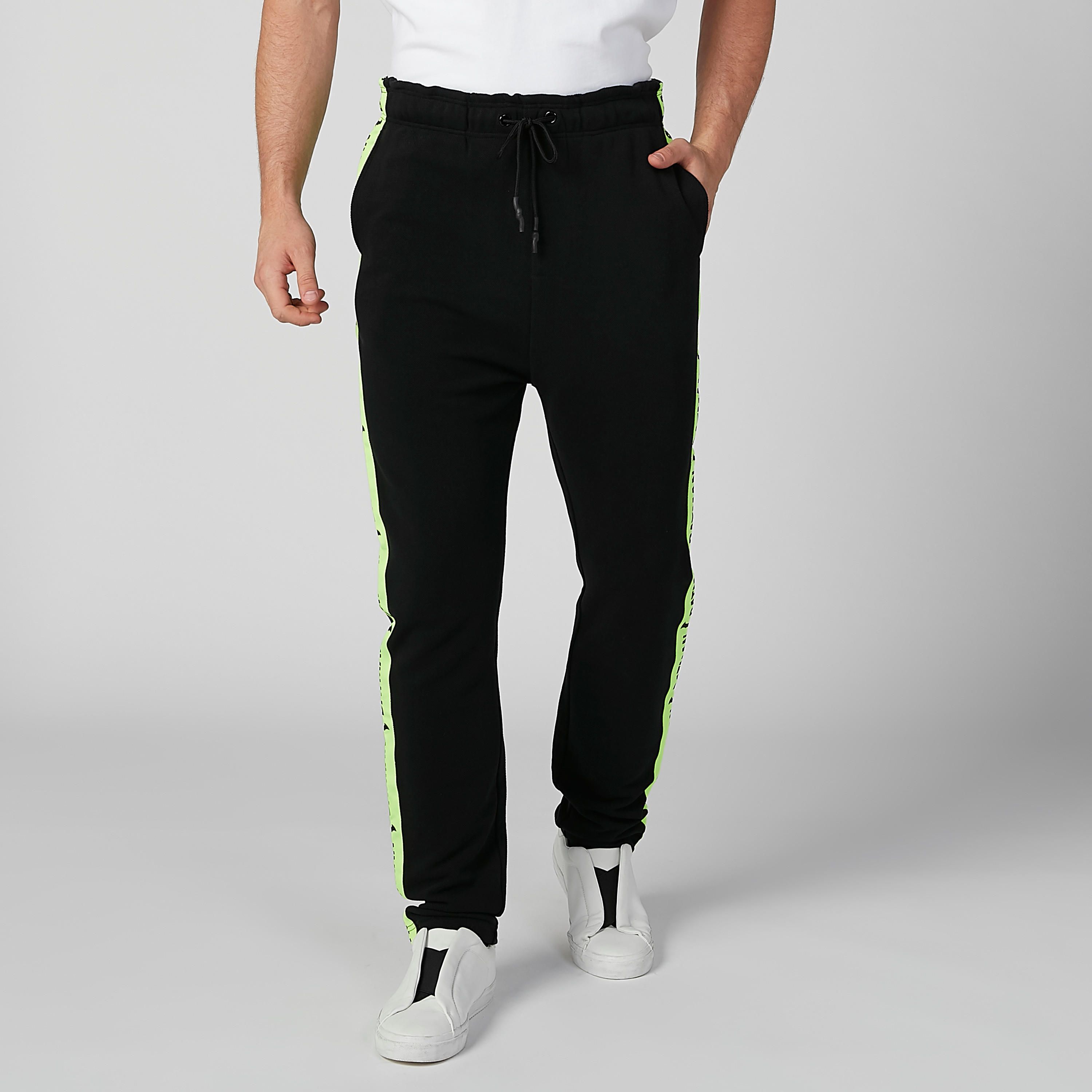 بنطلون مستدام طويل بقصّة سليم وطبعات باتمان-men-clothing-bottoms-joggers-image-3