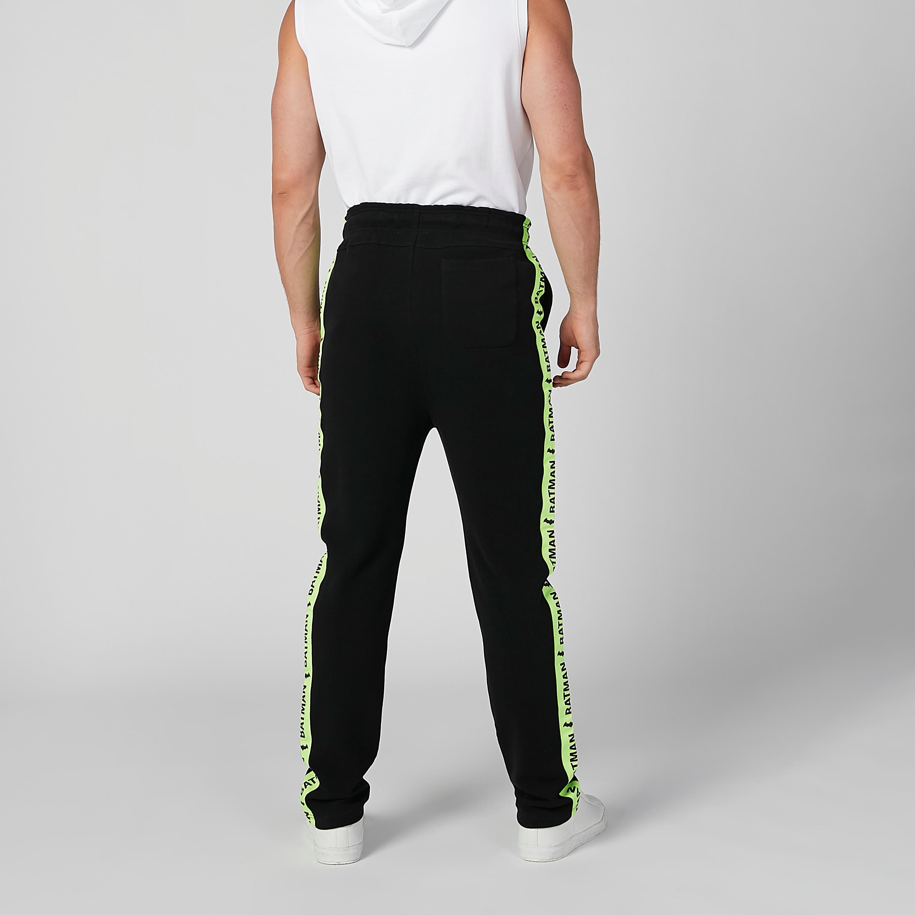 بنطلون مستدام طويل بقصّة سليم وطبعات باتمان-men-clothing-bottoms-joggers-image-4