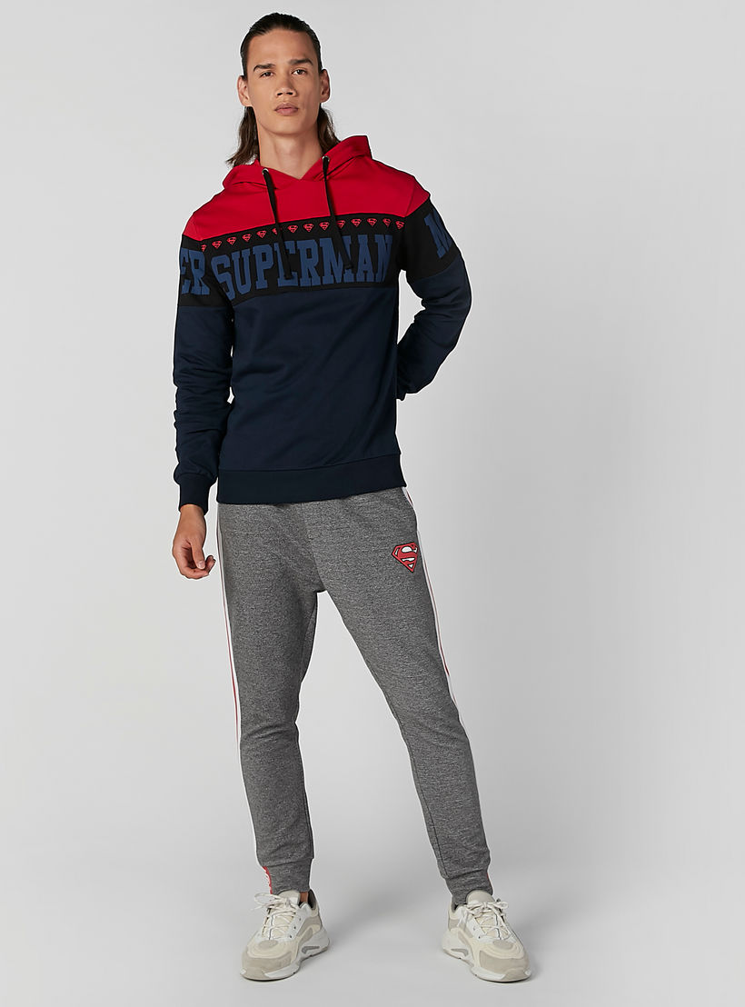 بنطلون مستدام رياضي سليم بخصر متوسط الارتفاع وطبعات سوبرمان -men-clothing-bottoms-joggers-image-2