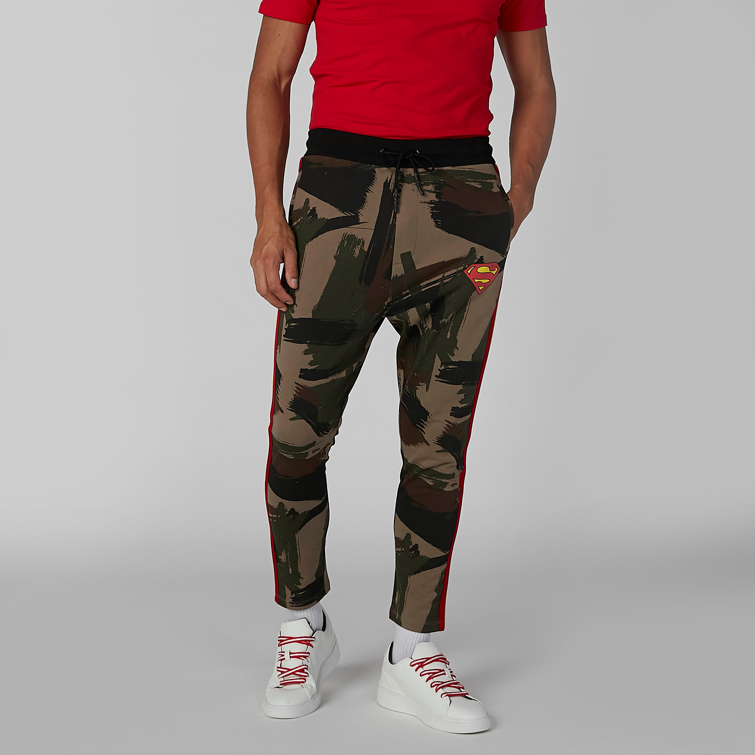 بنطلون رياضي مستدام سليم وخصر متوسط الارتفاع وطبعات سوبرمان -men-clothing-bottoms-joggers-image-1