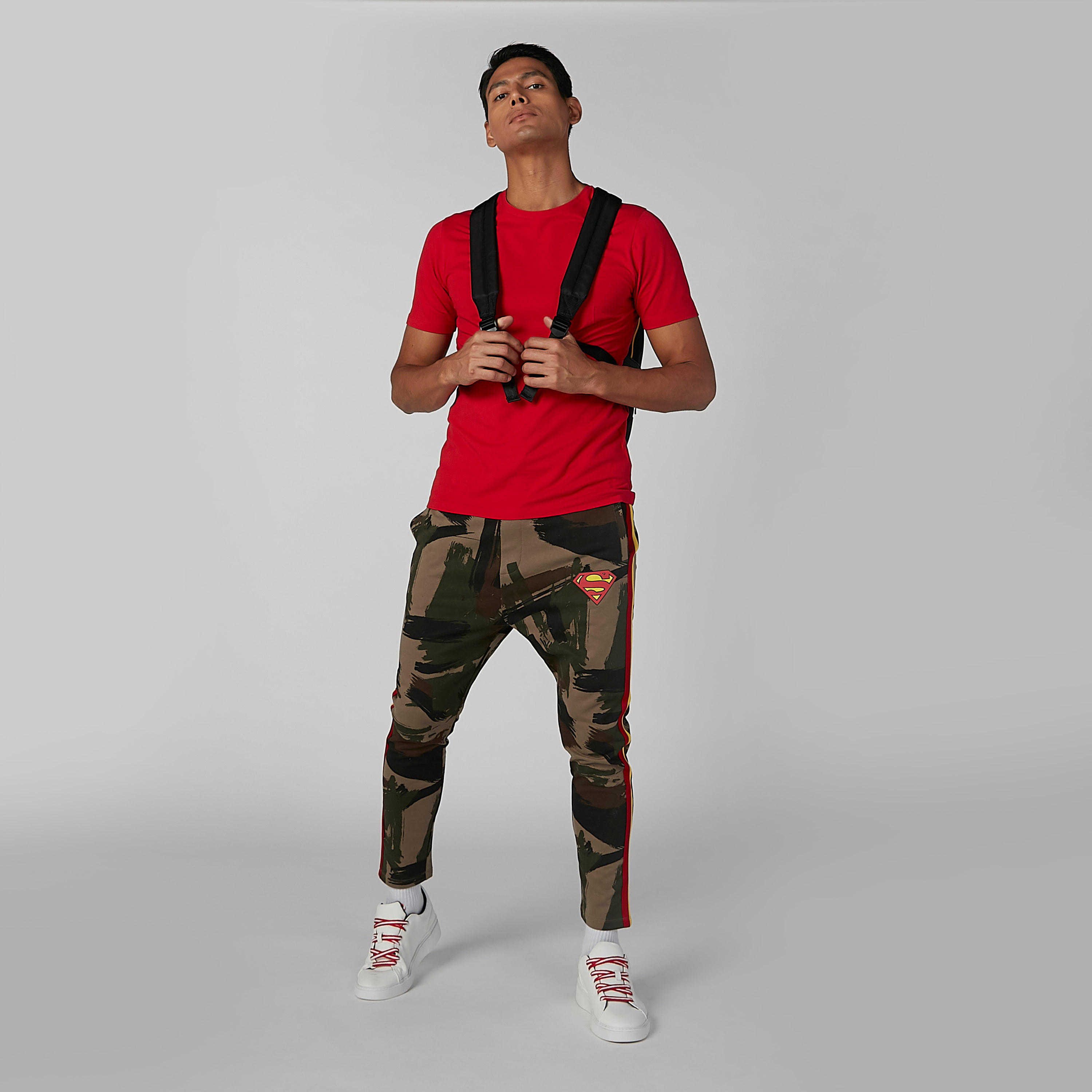 بنطلون رياضي مستدام سليم وخصر متوسط الارتفاع وطبعات سوبرمان -men-clothing-bottoms-joggers-image-2