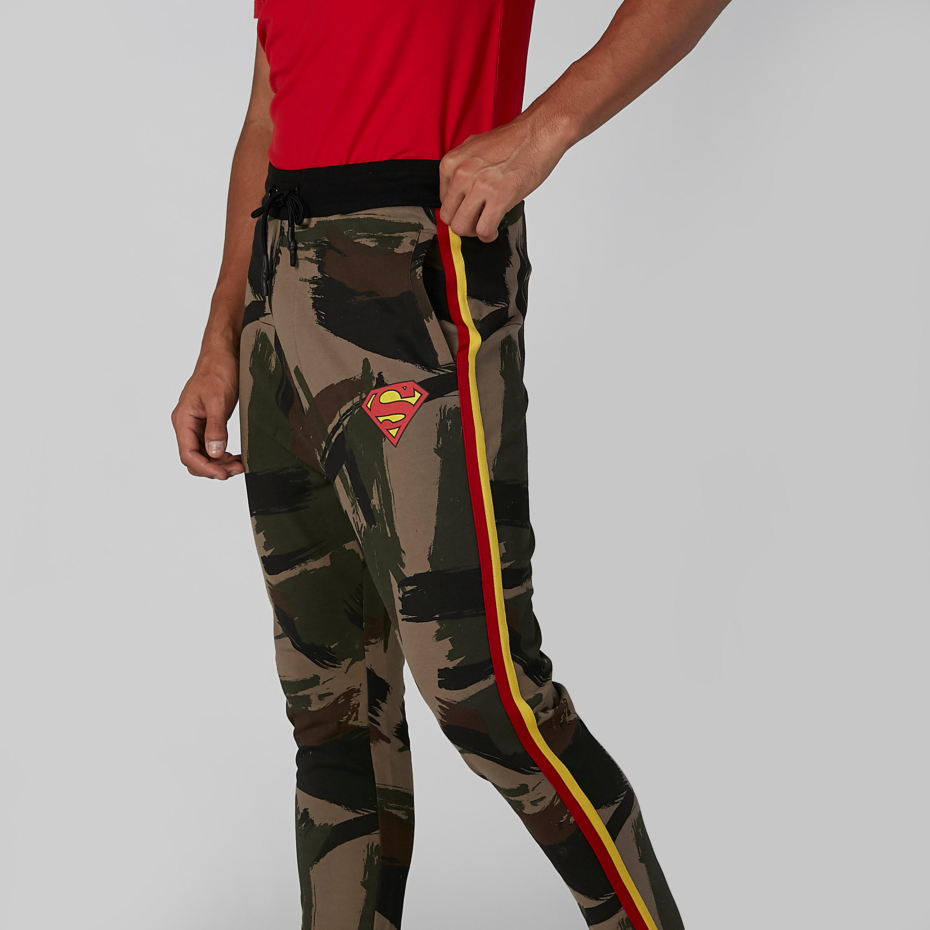 بنطلون رياضي مستدام سليم وخصر متوسط الارتفاع وطبعات سوبرمان -men-clothing-bottoms-joggers-image-3