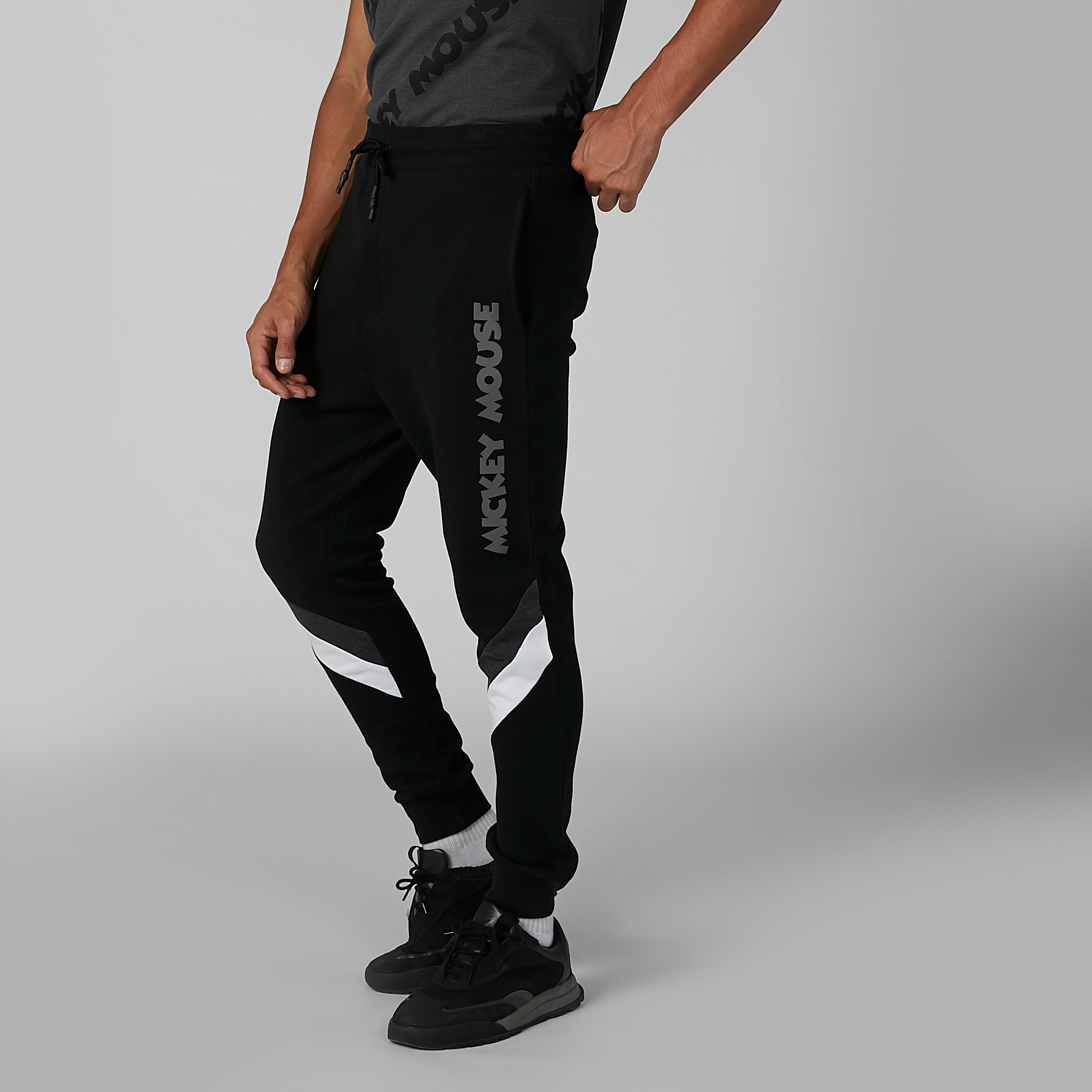 بنطلون رياضي مستدام بقصّة سليم وخصر متوسط الارتفاع وطبعات ميكي ماوس-men-clothing-bottoms-joggers-image-1