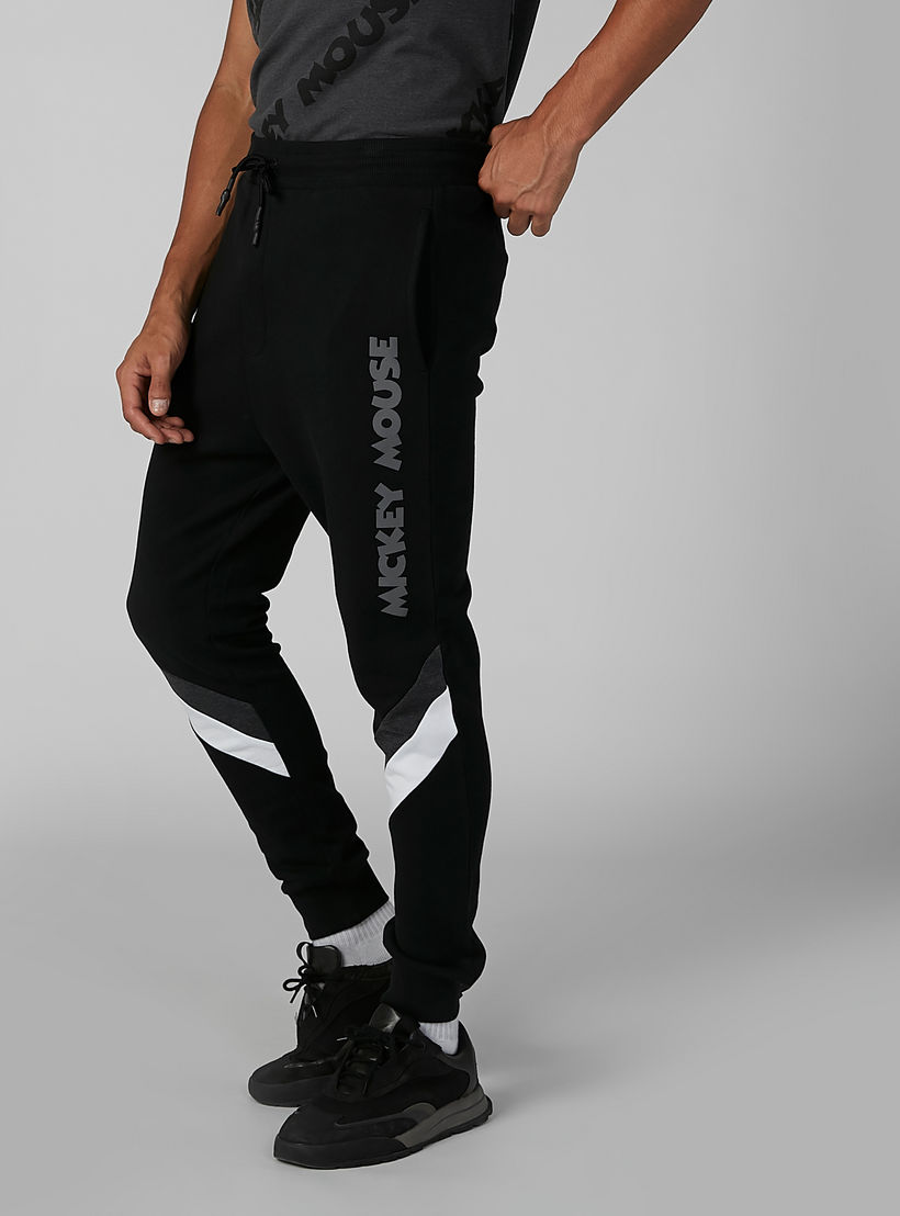 بنطلون رياضي مستدام بقصّة سليم وخصر متوسط الارتفاع وطبعات ميكي ماوس-men-clothing-bottoms-joggers-image-1