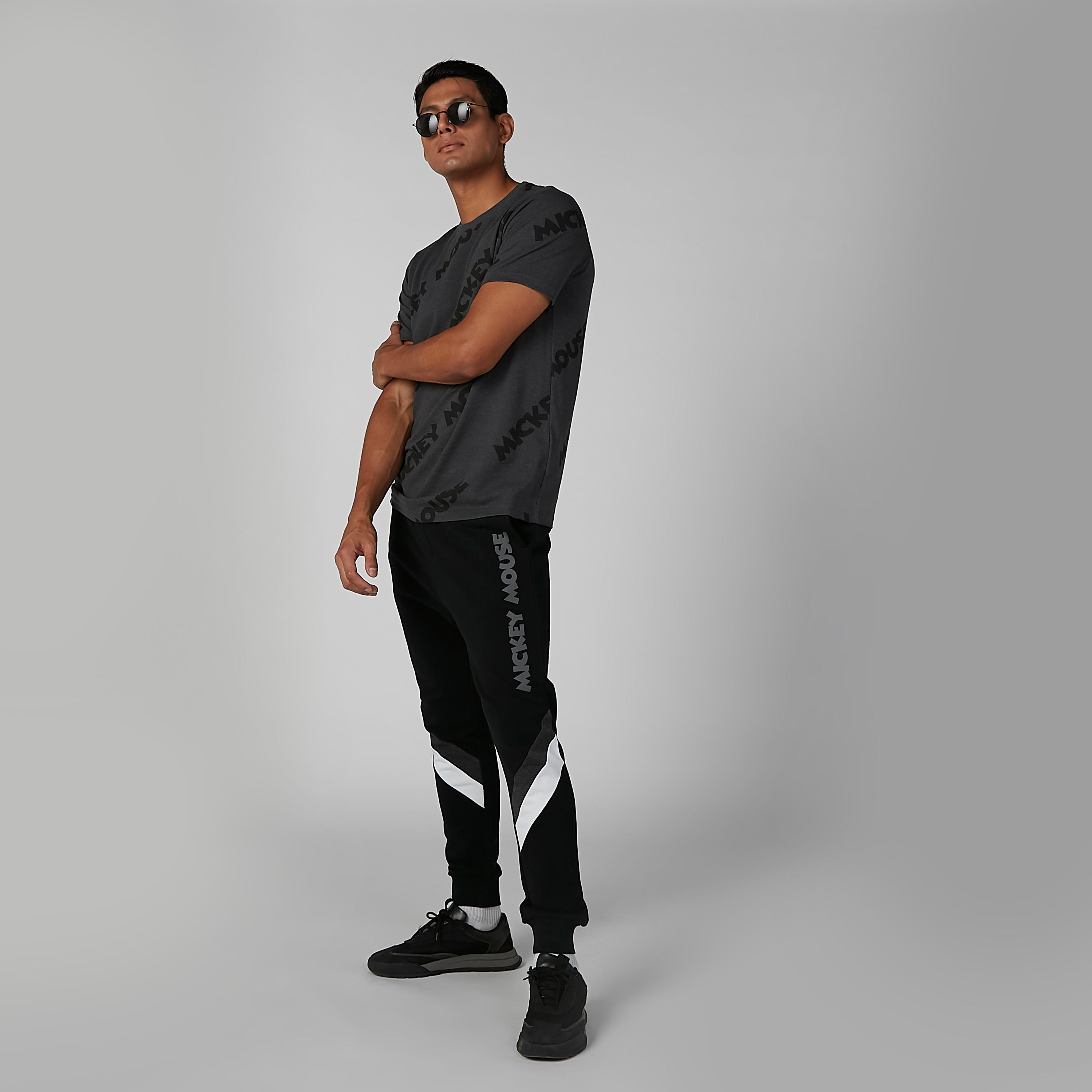 بنطلون رياضي مستدام بقصّة سليم وخصر متوسط الارتفاع وطبعات ميكي ماوس-men-clothing-bottoms-joggers-image-2