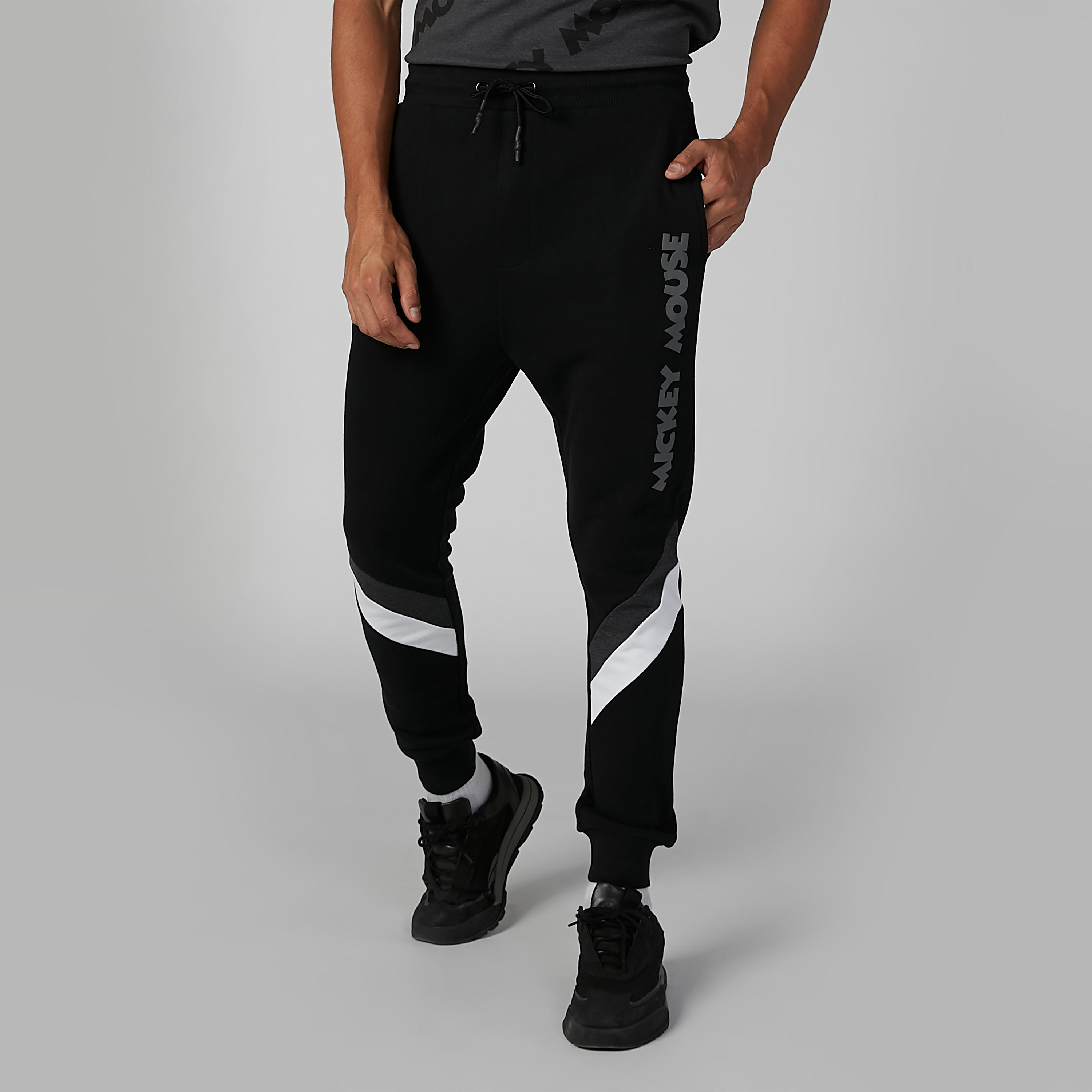 بنطلون رياضي مستدام بقصّة سليم وخصر متوسط الارتفاع وطبعات ميكي ماوس-men-clothing-bottoms-joggers-image-3