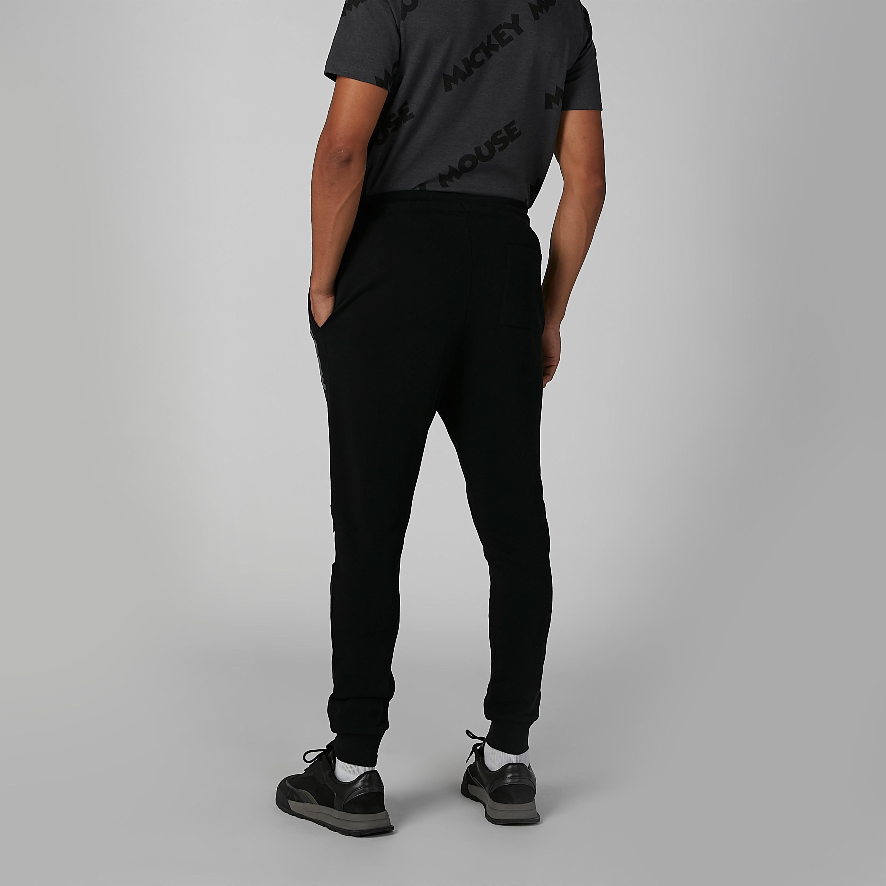 بنطلون رياضي مستدام بقصّة سليم وخصر متوسط الارتفاع وطبعات ميكي ماوس-men-clothing-bottoms-joggers-image-4