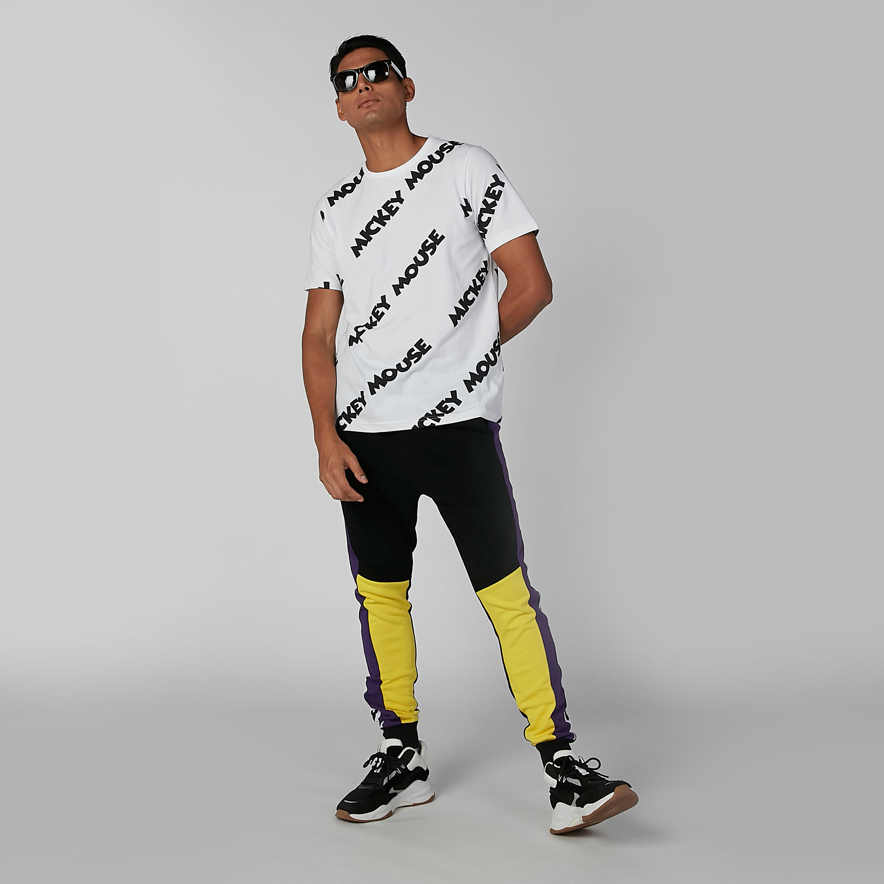 بنطلون رياضي مستدام سليم وخصر متوسط الارتفاع وطبعات ميكي ماوس -men-clothing-bottoms-joggers-image-5
