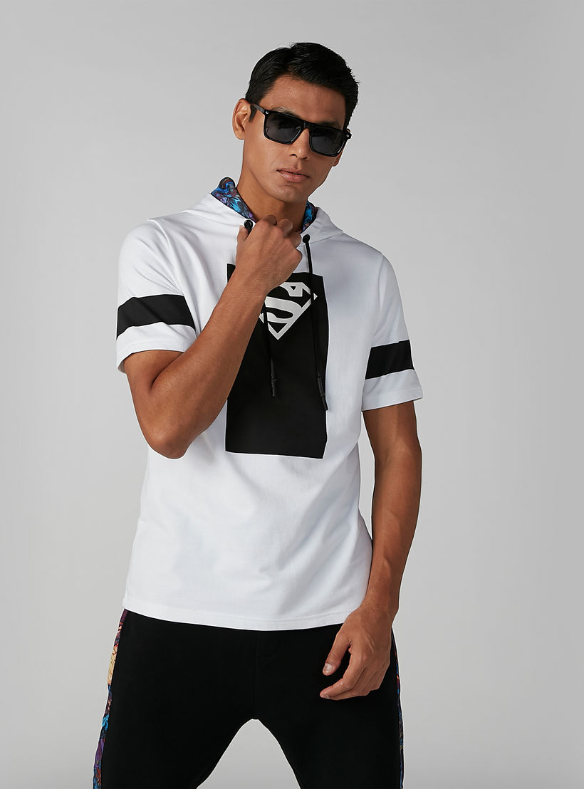 تيشيرت مستدام بقصّة سليم وقبّعة وطبعات سوبرمان -men-clothing-tshirtsandpolos-tshirts-image-3