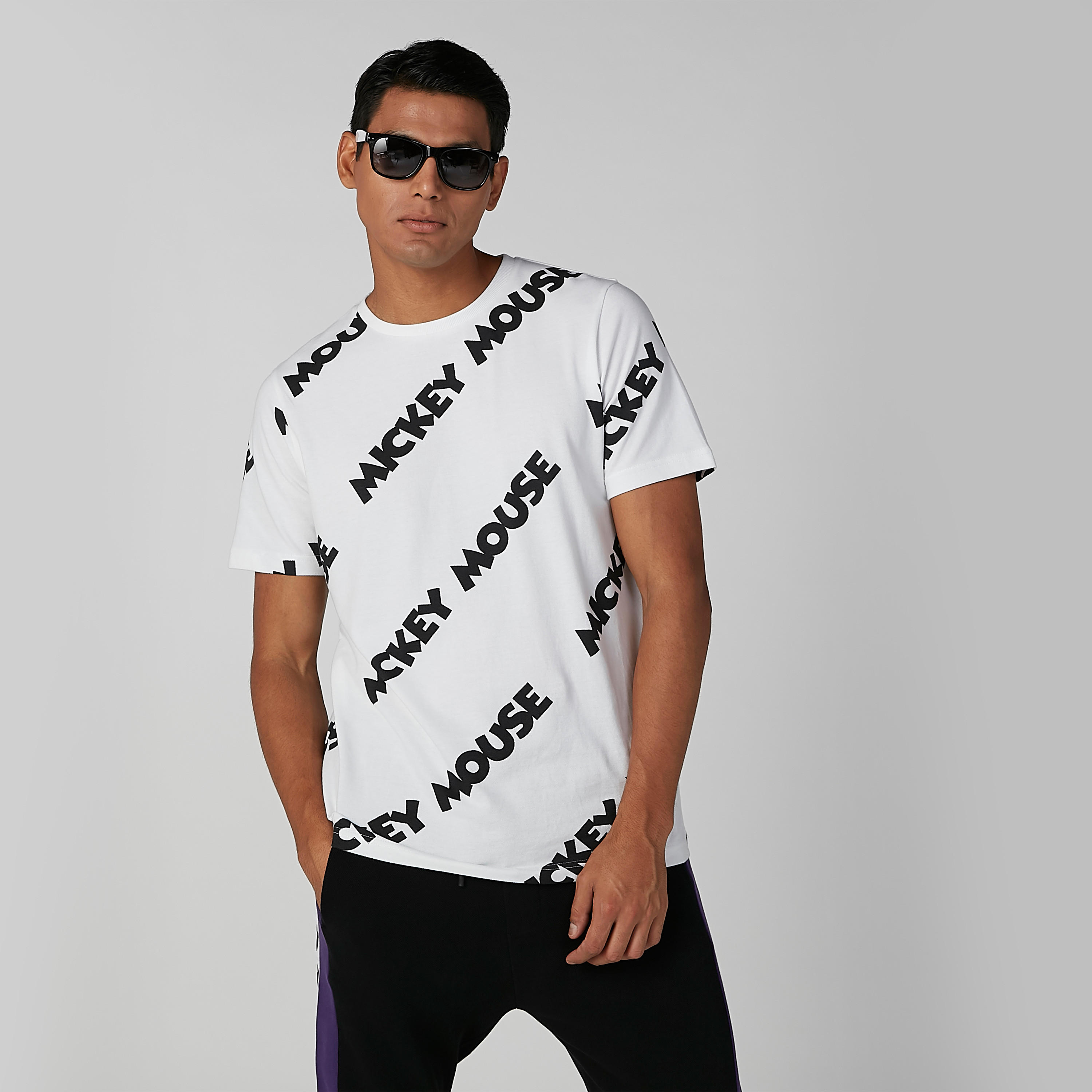 تيشيرت مستدام بياقة ضيّقة وطبعات ميكي ماوس-men-clothing-tshirtsandpolos-tshirts-image-1