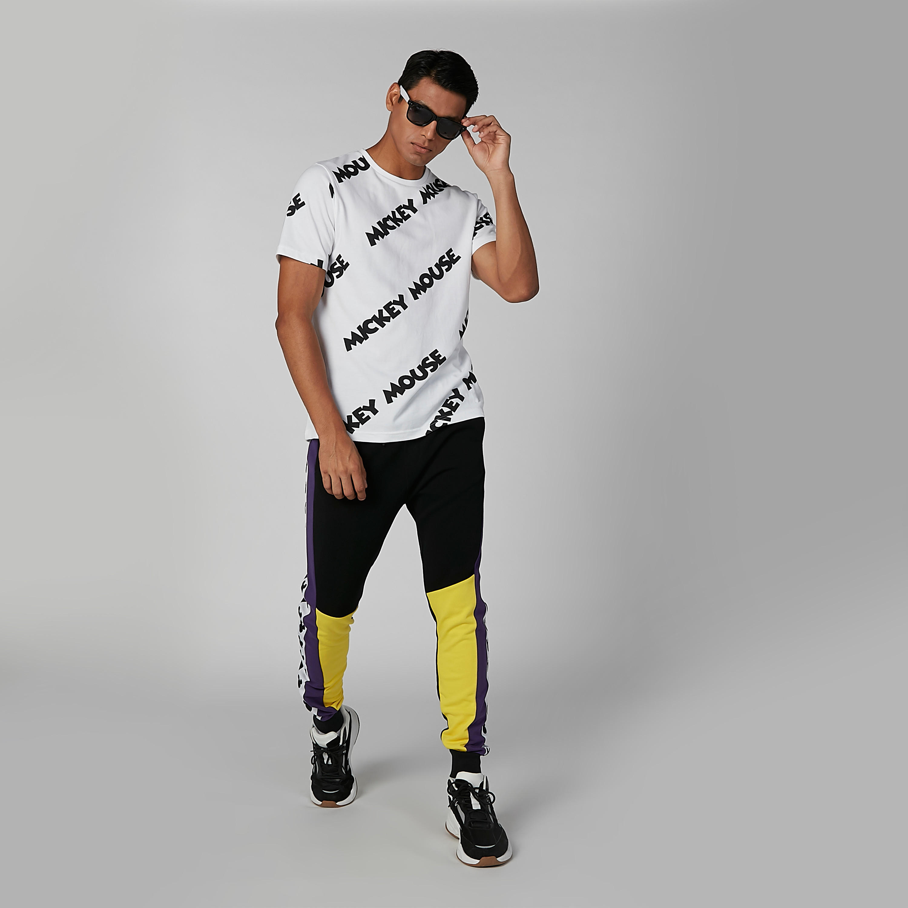 تيشيرت مستدام بياقة ضيّقة وطبعات ميكي ماوس-men-clothing-tshirtsandpolos-tshirts-image-2