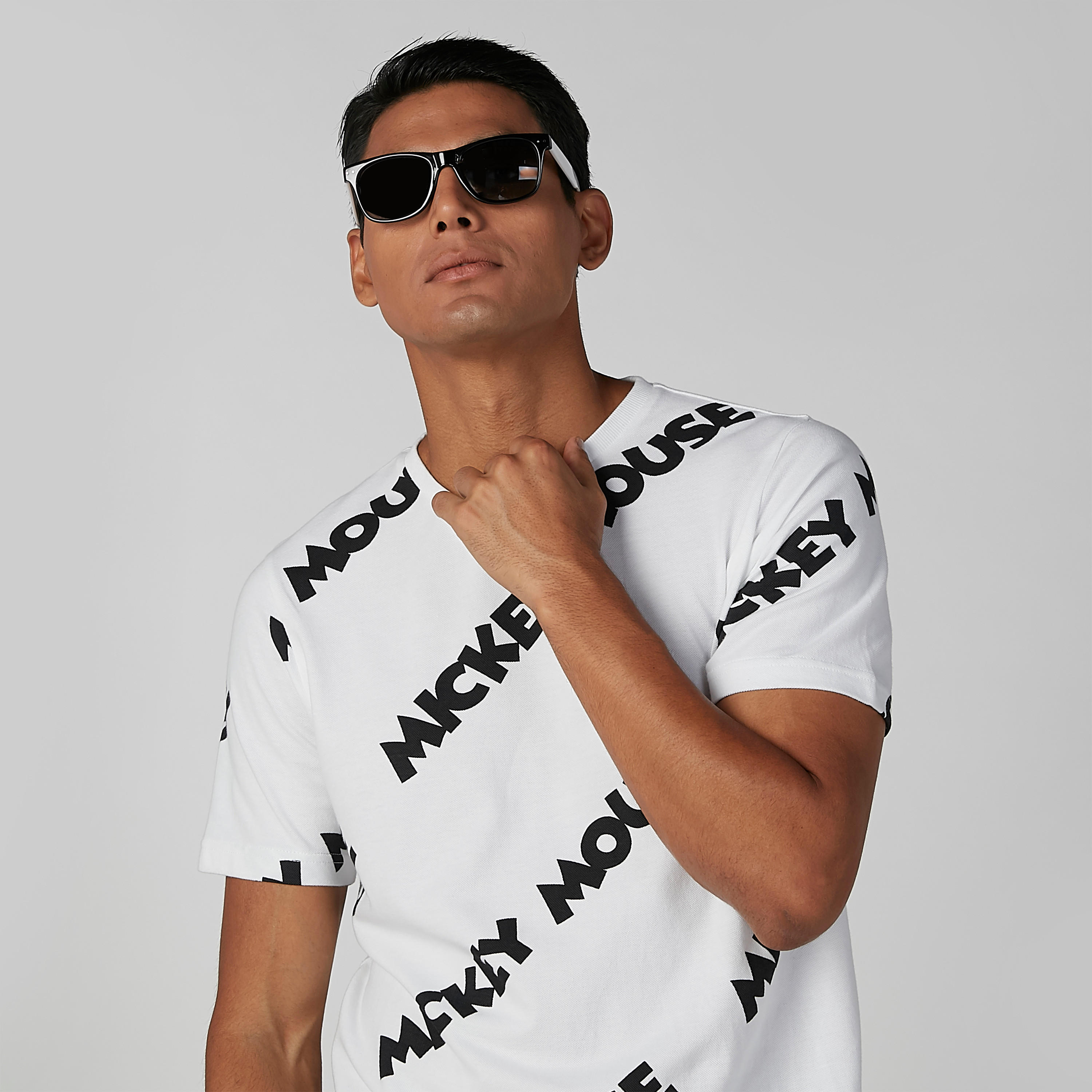 تيشيرت مستدام بياقة ضيّقة وطبعات ميكي ماوس-men-clothing-tshirtsandpolos-tshirts-image-3