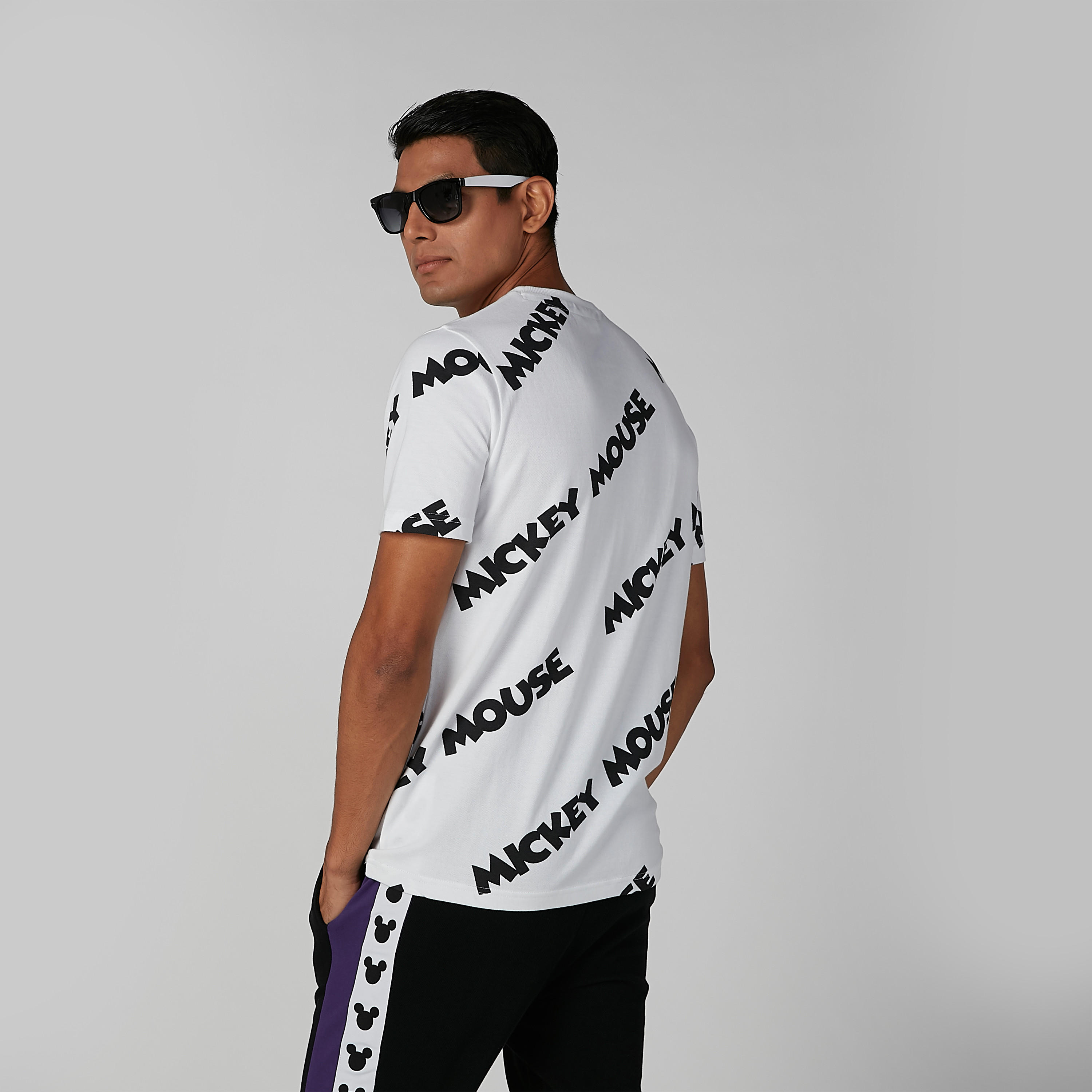 تيشيرت مستدام بياقة ضيّقة وطبعات ميكي ماوس-men-clothing-tshirtsandpolos-tshirts-image-4