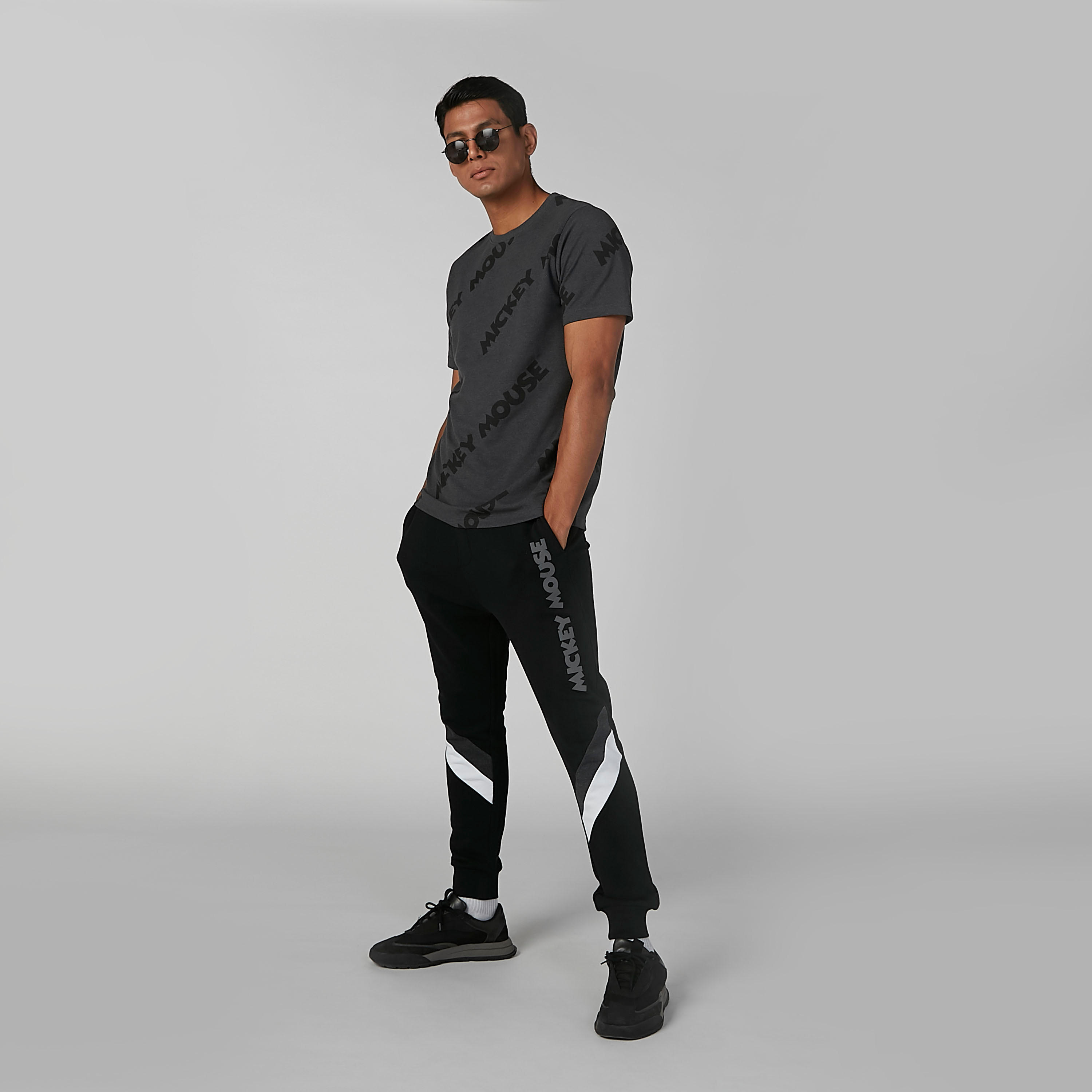 تيشيرت مستدام بقصّة سليم وياقة ضيّقة وطبعات ميكي ماوس -men-clothing-tshirtsandpolos-tshirts-image-1