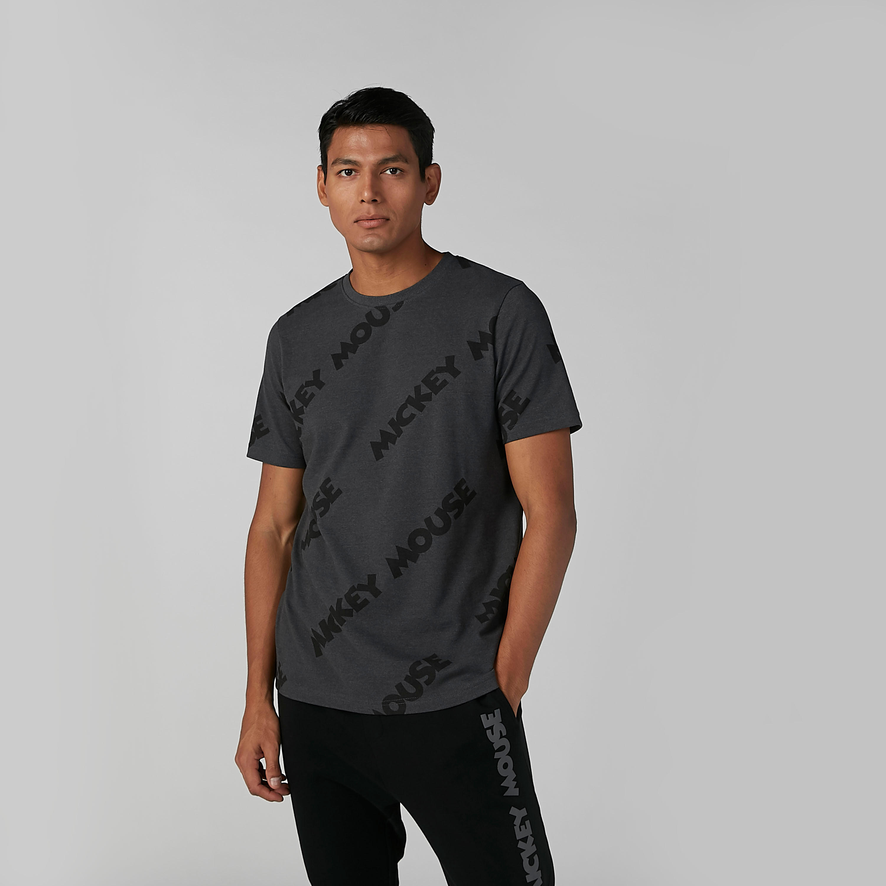 تيشيرت مستدام بقصّة سليم وياقة ضيّقة وطبعات ميكي ماوس -men-clothing-tshirtsandpolos-tshirts-image-2