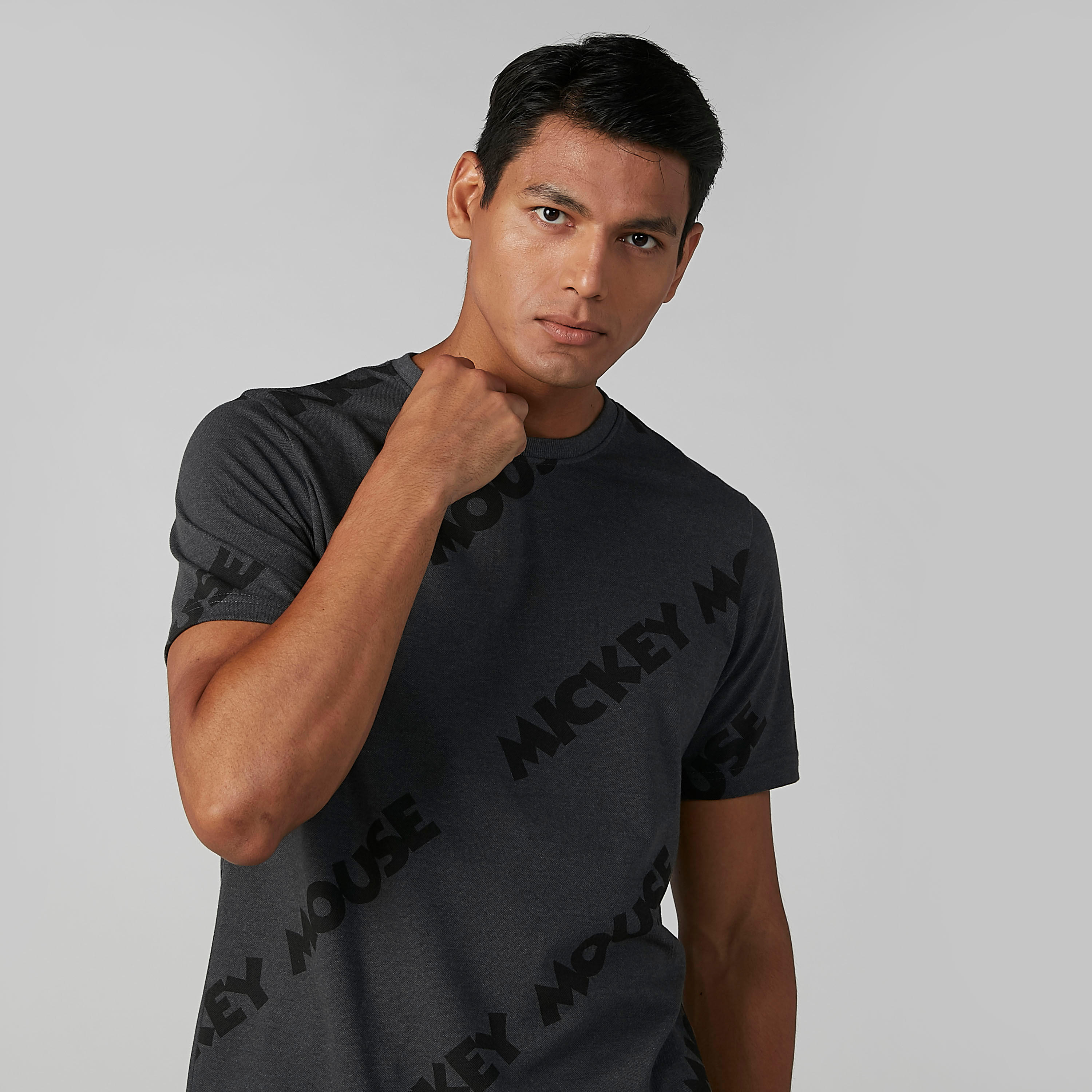 تيشيرت مستدام بقصّة سليم وياقة ضيّقة وطبعات ميكي ماوس -men-clothing-tshirtsandpolos-tshirts-image-3