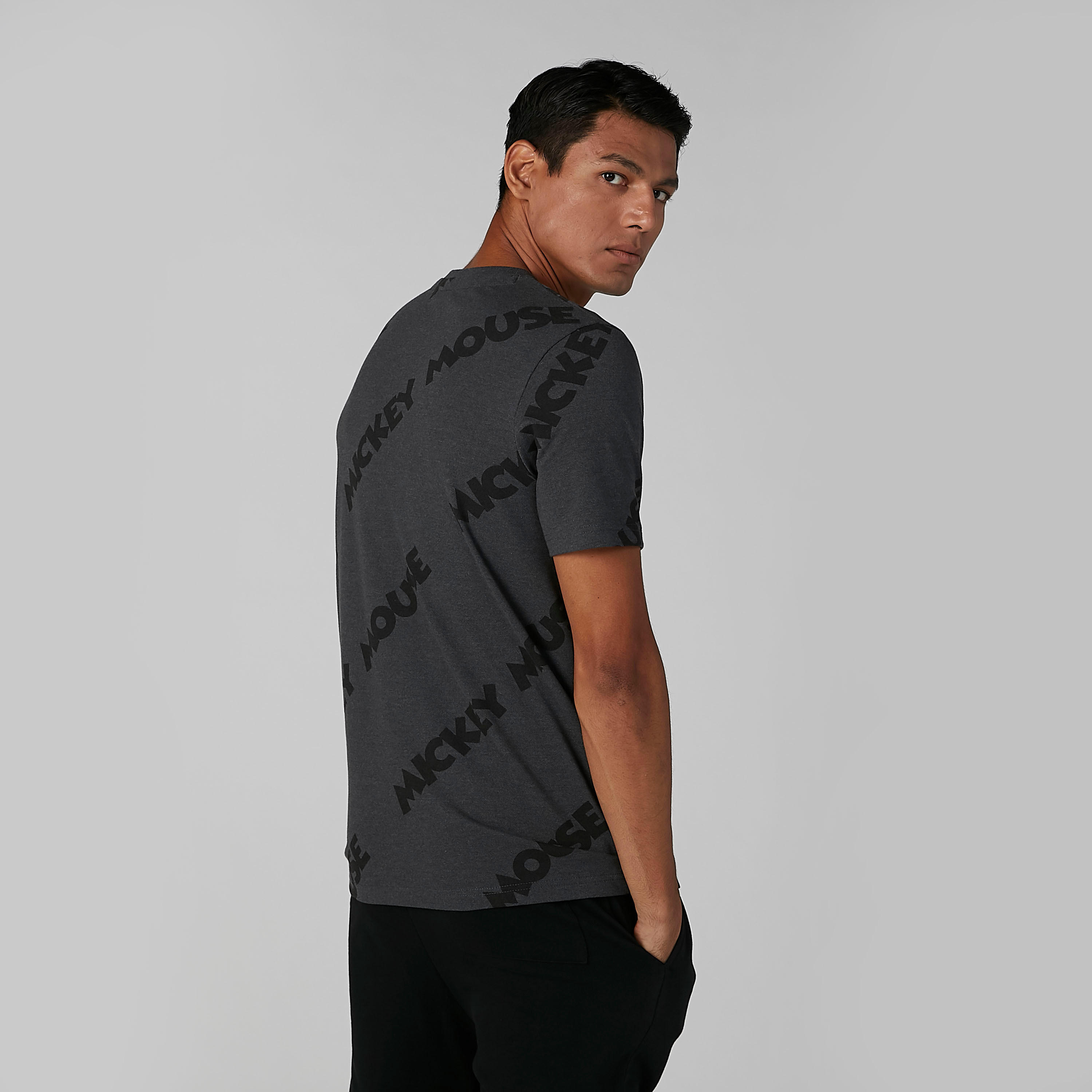 تيشيرت مستدام بقصّة سليم وياقة ضيّقة وطبعات ميكي ماوس -men-clothing-tshirtsandpolos-tshirts-image-4
