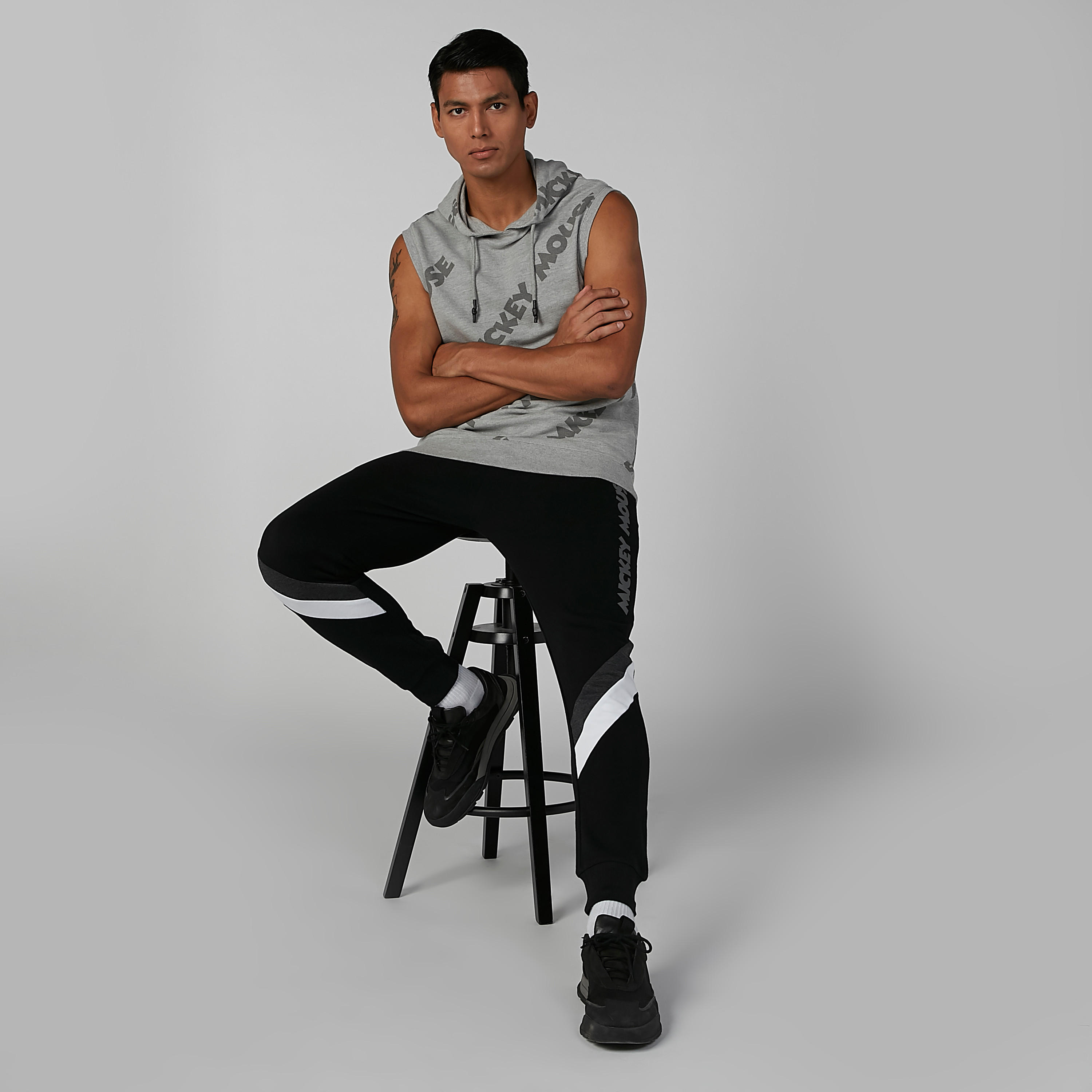تيشيرت مستدام دون أكمام بقبّعة وطبعات ميكي ماوس -men-clothing-tshirtsandpolos-tshirts-image-2