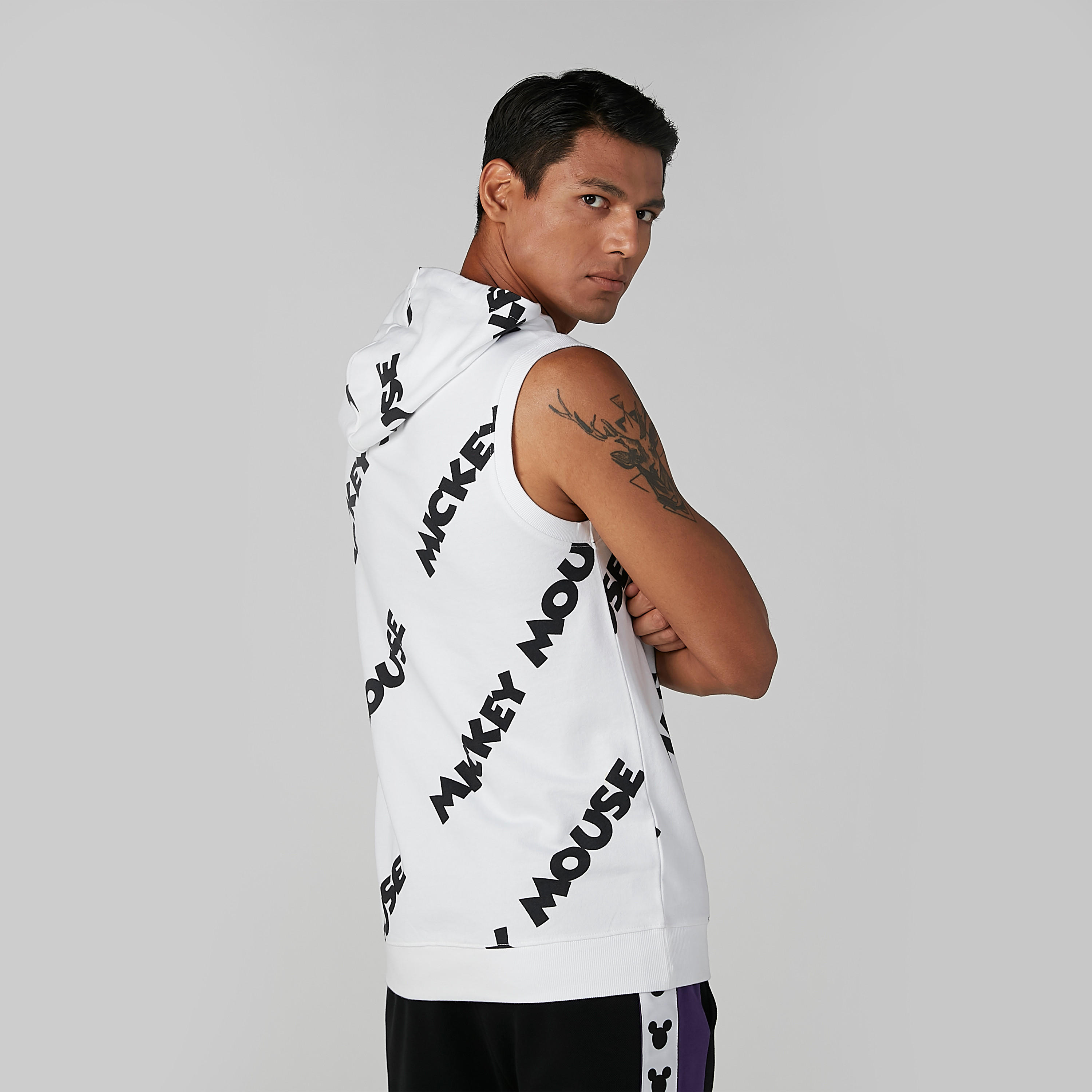 تيشيرت مستدام دون أكمام بقبّعة وطبعات ميكي ماوس -men-clothing-tshirtsandpolos-tshirts-image-3