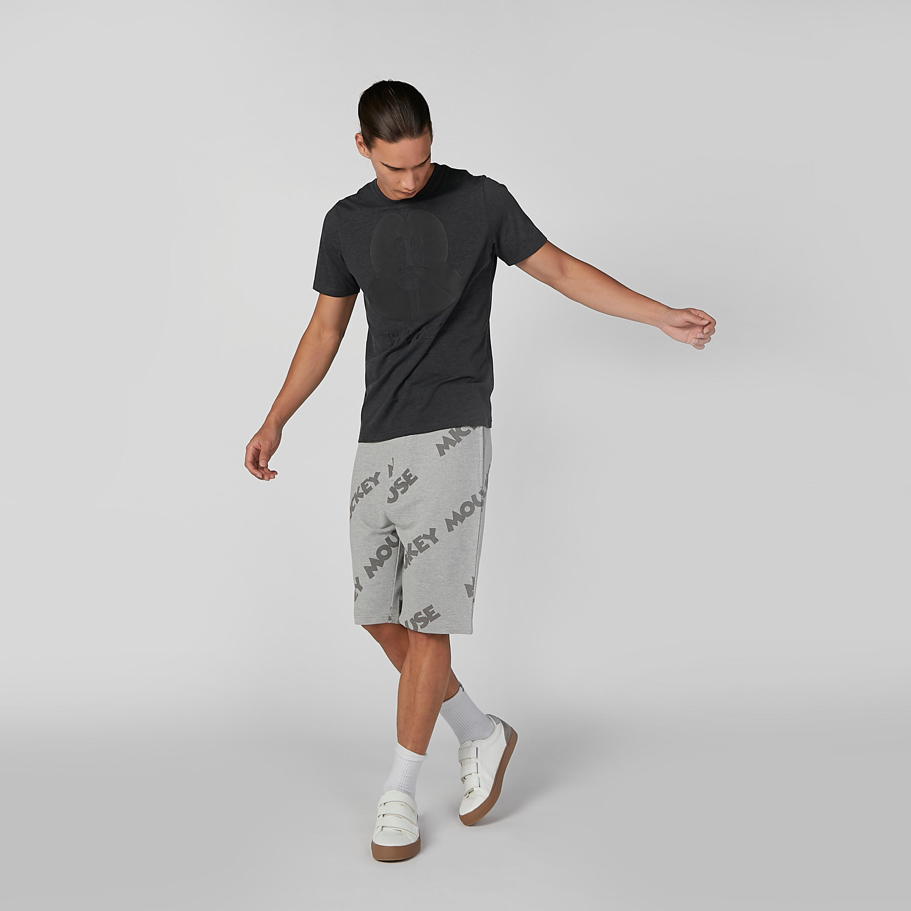 شورت مستدام بقصّة سليم وطبعات ميكي ماوس-men-clothing-bottoms-shorts-image-2