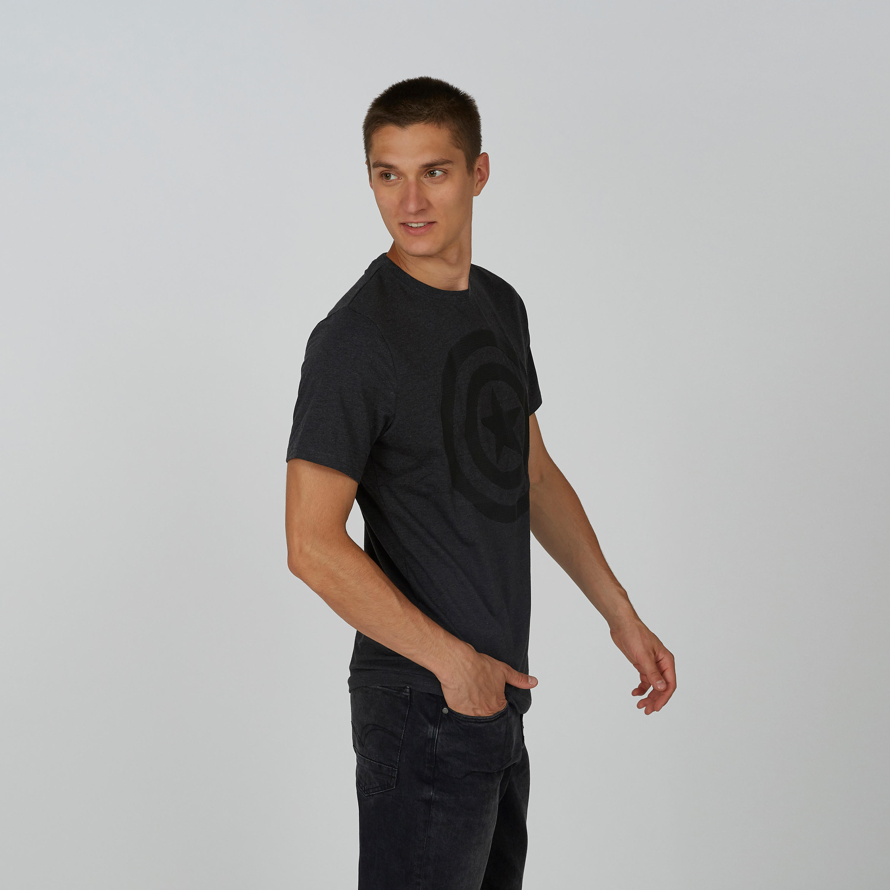 تيشيرت مستدام سليم بياقة ضيّقة وطبعات كابتن أمريكا -men-clothing-tshirtsandpolos-tshirts-image-2