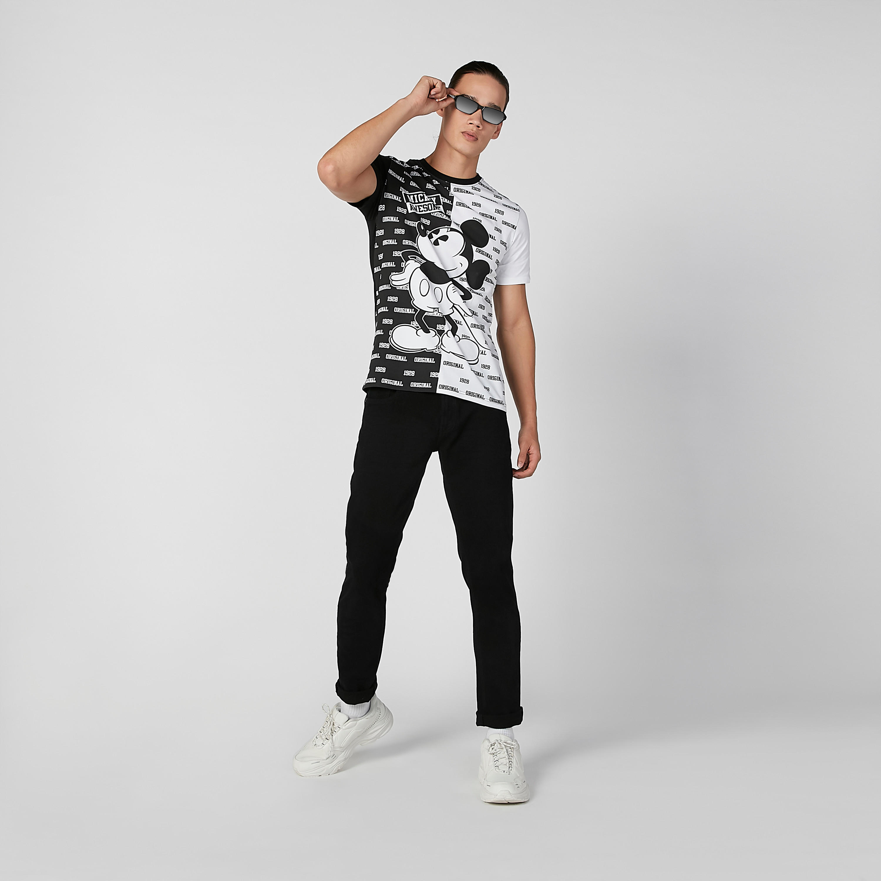 تيشيرت مستدام سليم بياقة ضيّقة وطبعات ميكي ماوس-men-clothing-tshirtsandpolos-tshirts-image-2