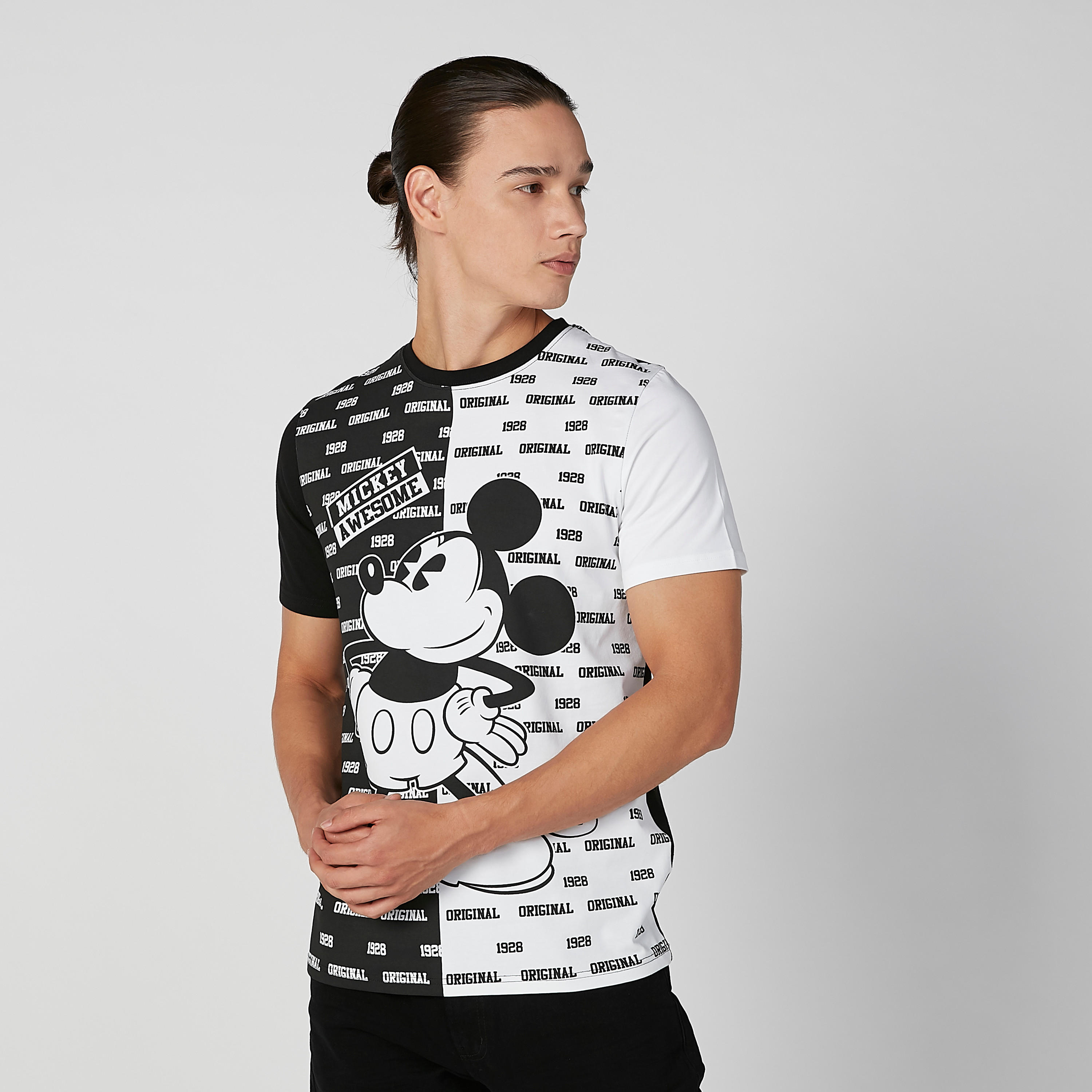 تيشيرت مستدام سليم بياقة ضيّقة وطبعات ميكي ماوس-men-clothing-tshirtsandpolos-tshirts-image-3
