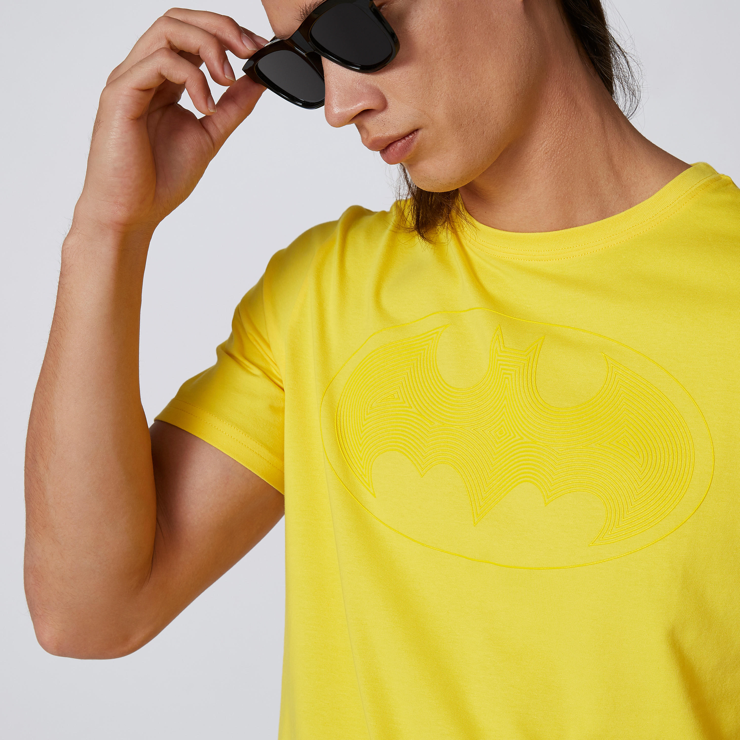 تيشيرت مستدام بارز الملمس سليم بياقة ضيّقة وطبعات باتمان -men-clothing-tshirtsandpolos-tshirts-image-4