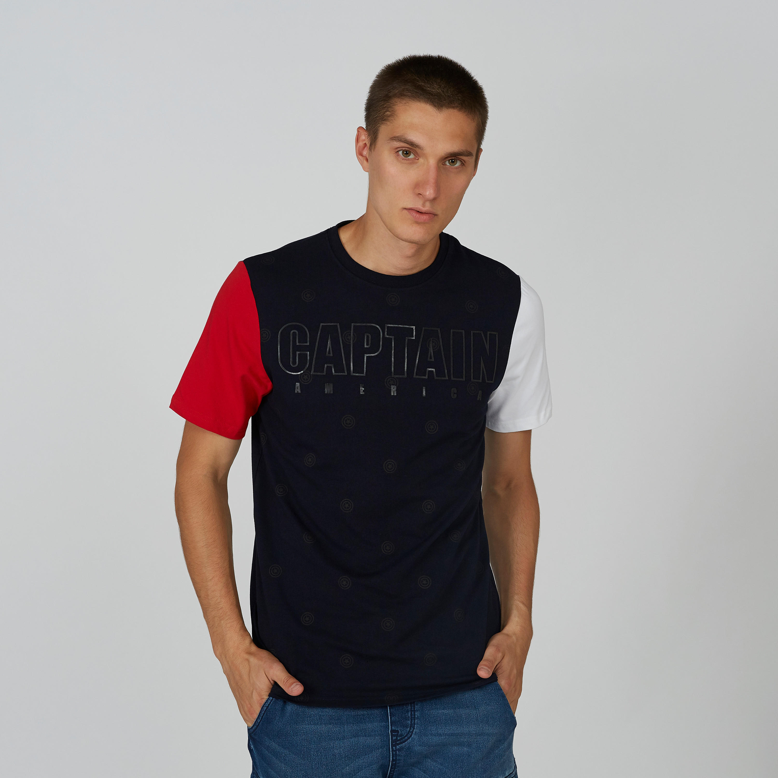 تيشيرت بقصّة سليم وياقة ضيقة وأكمام قصيرة وطبعات كابتن أمريكا-men-clothing-tshirtsandpolos-tshirts-image-1