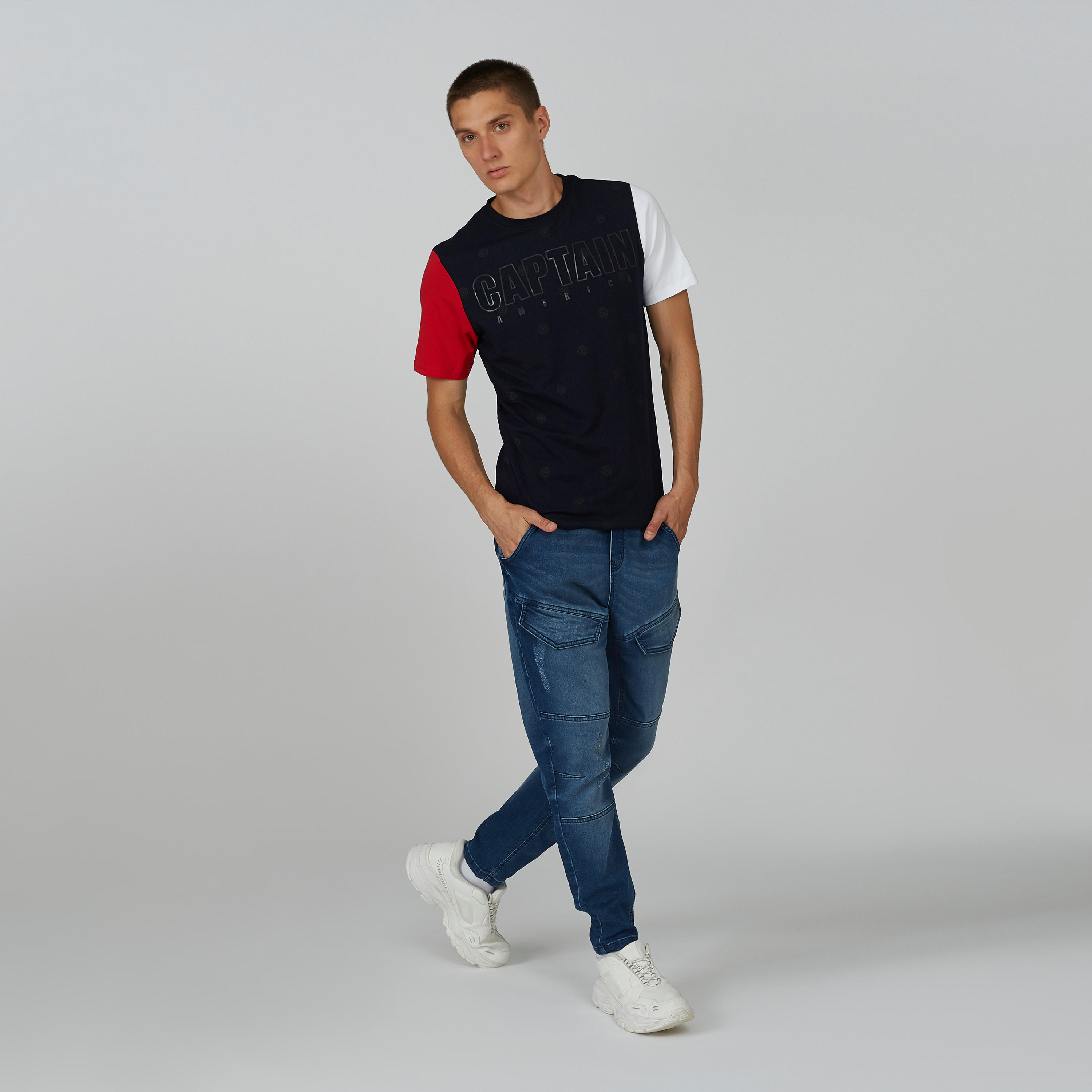 تيشيرت بقصّة سليم وياقة ضيقة وأكمام قصيرة وطبعات كابتن أمريكا-men-clothing-tshirtsandpolos-tshirts-image-2