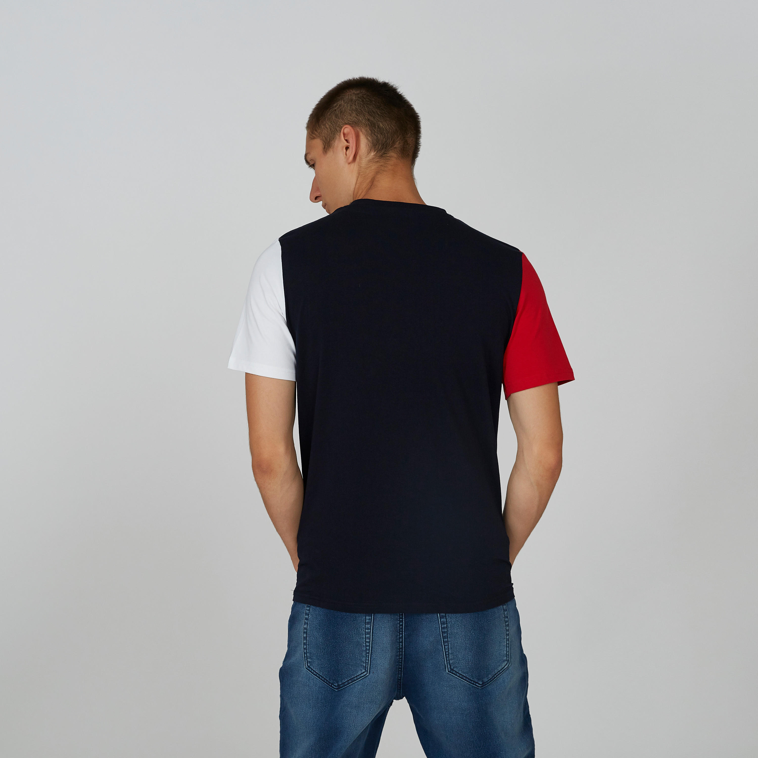 تيشيرت بقصّة سليم وياقة ضيقة وأكمام قصيرة وطبعات كابتن أمريكا-men-clothing-tshirtsandpolos-tshirts-image-3
