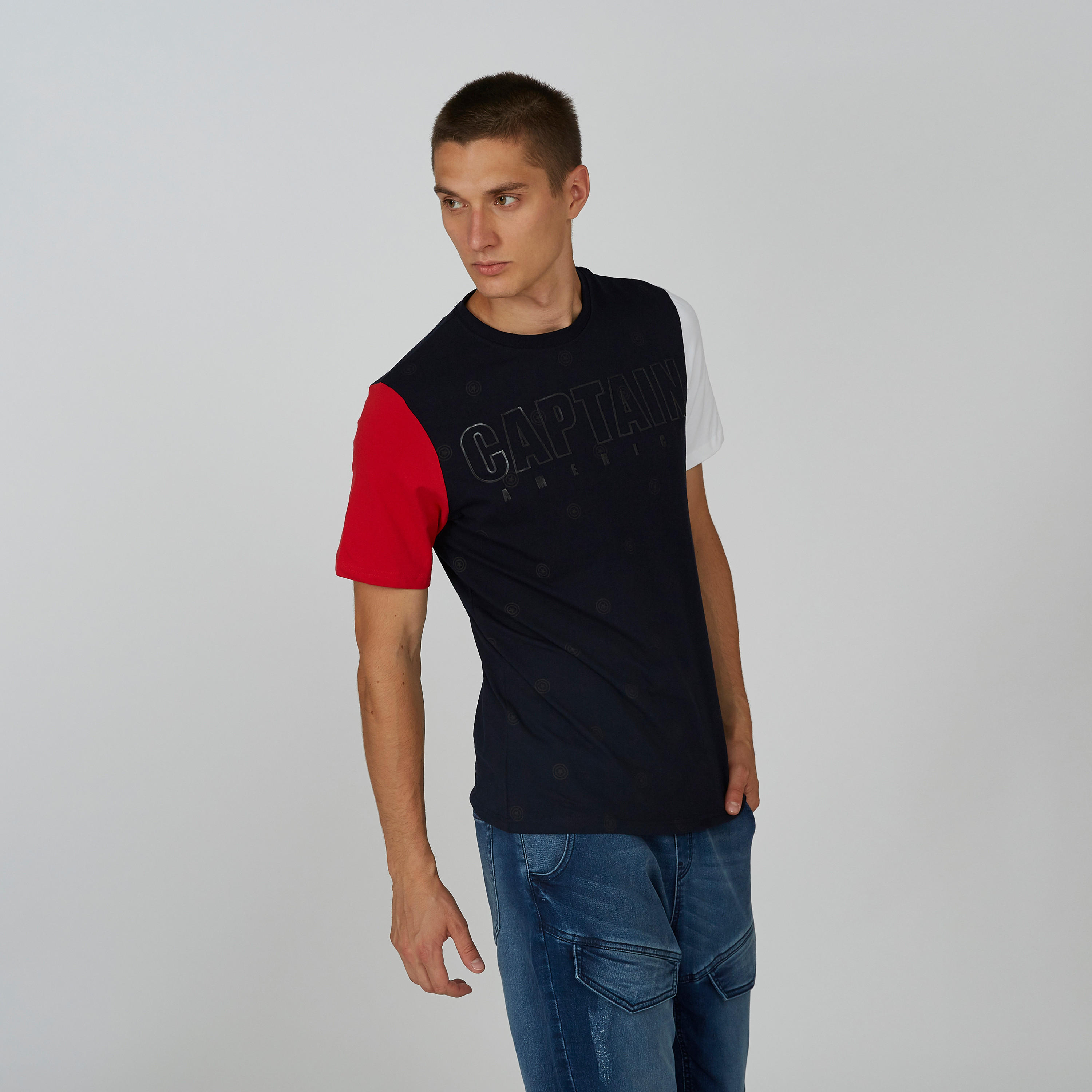 تيشيرت بقصّة سليم وياقة ضيقة وأكمام قصيرة وطبعات كابتن أمريكا-men-clothing-tshirtsandpolos-tshirts-image-4
