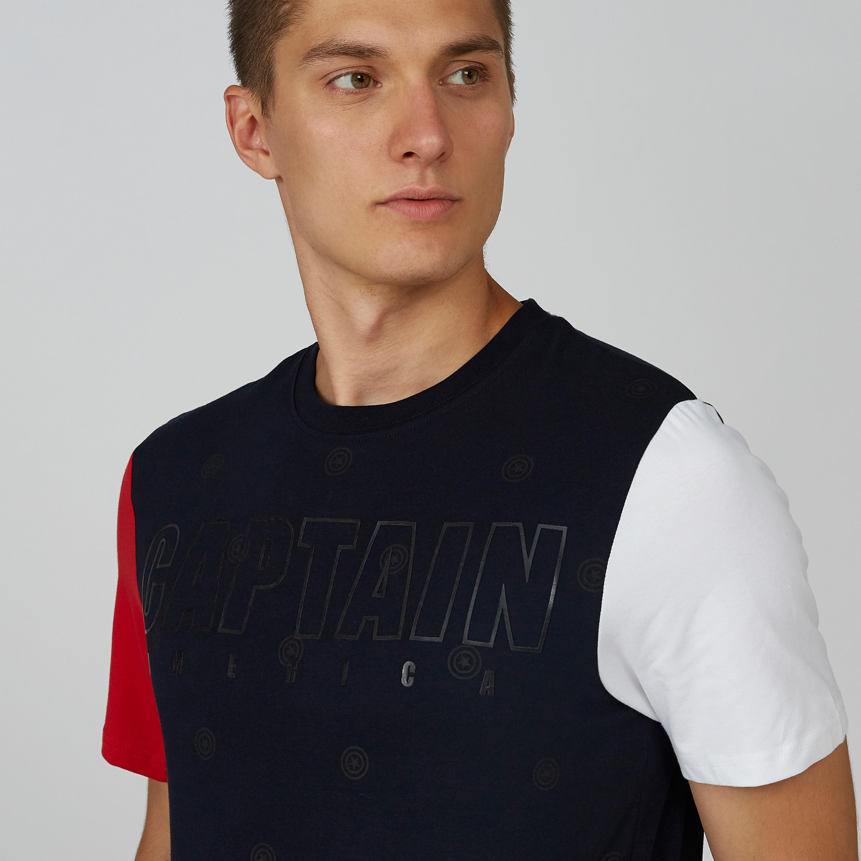 تيشيرت بقصّة سليم وياقة ضيقة وأكمام قصيرة وطبعات كابتن أمريكا-men-clothing-tshirtsandpolos-tshirts-image-5