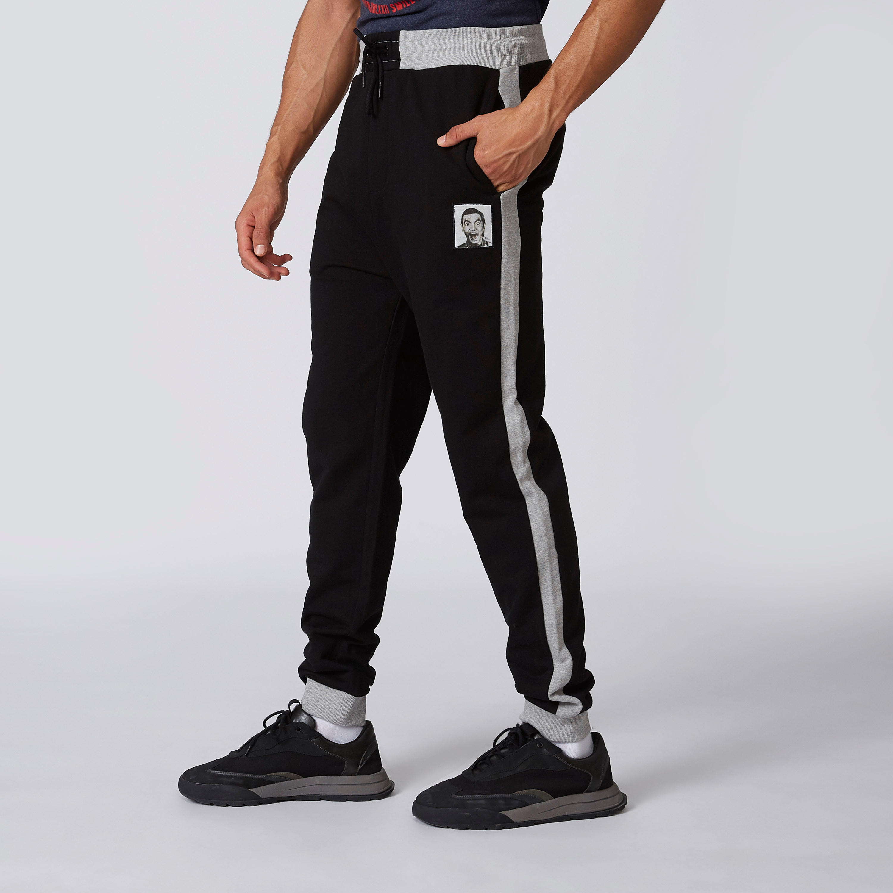 بنطلون مستدامة رياضي سليم بخصر متوسط الارتفاع وطبعات مستر بين -men-clothing-bottoms-joggers-image-1