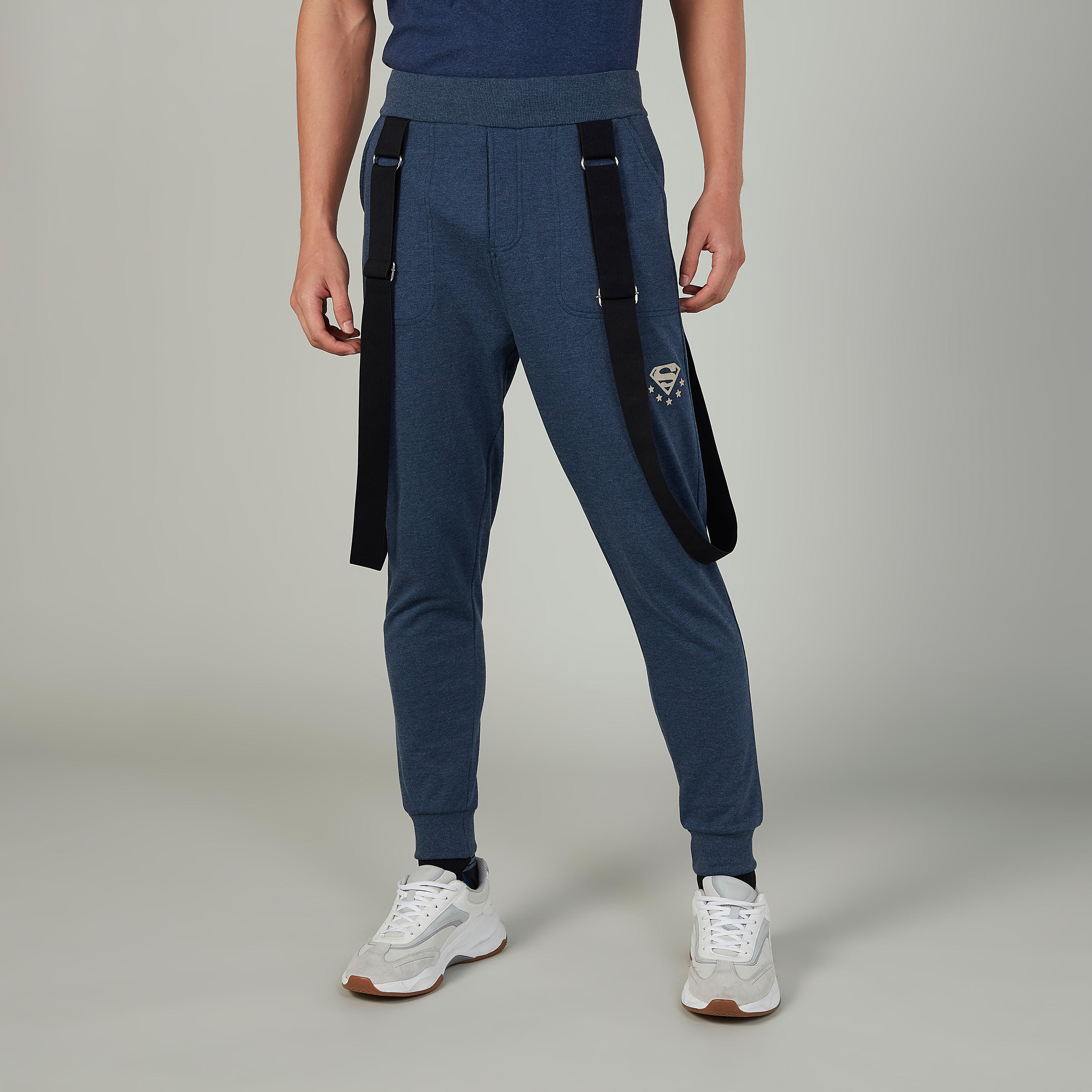 بنطلون رياضي مستدام سليم بحمالات وطبعات سوبرمان-men-clothing-bottoms-joggers-image-1