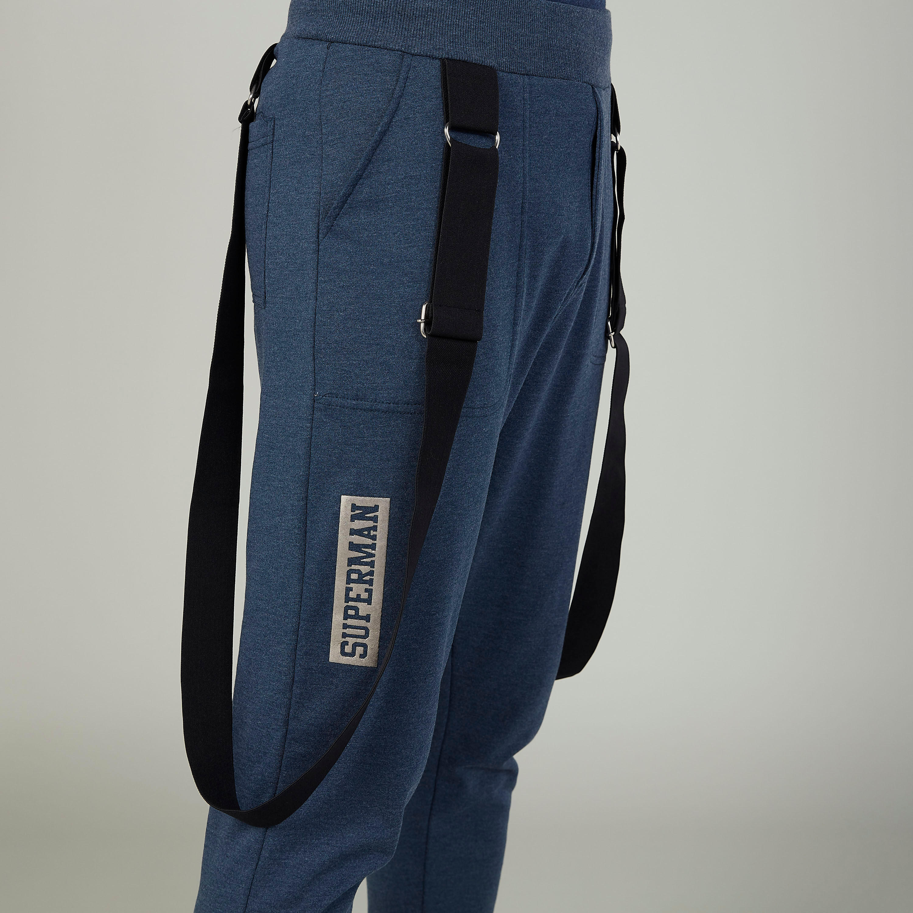 بنطلون رياضي مستدام سليم بحمالات وطبعات سوبرمان-men-clothing-bottoms-joggers-image-3