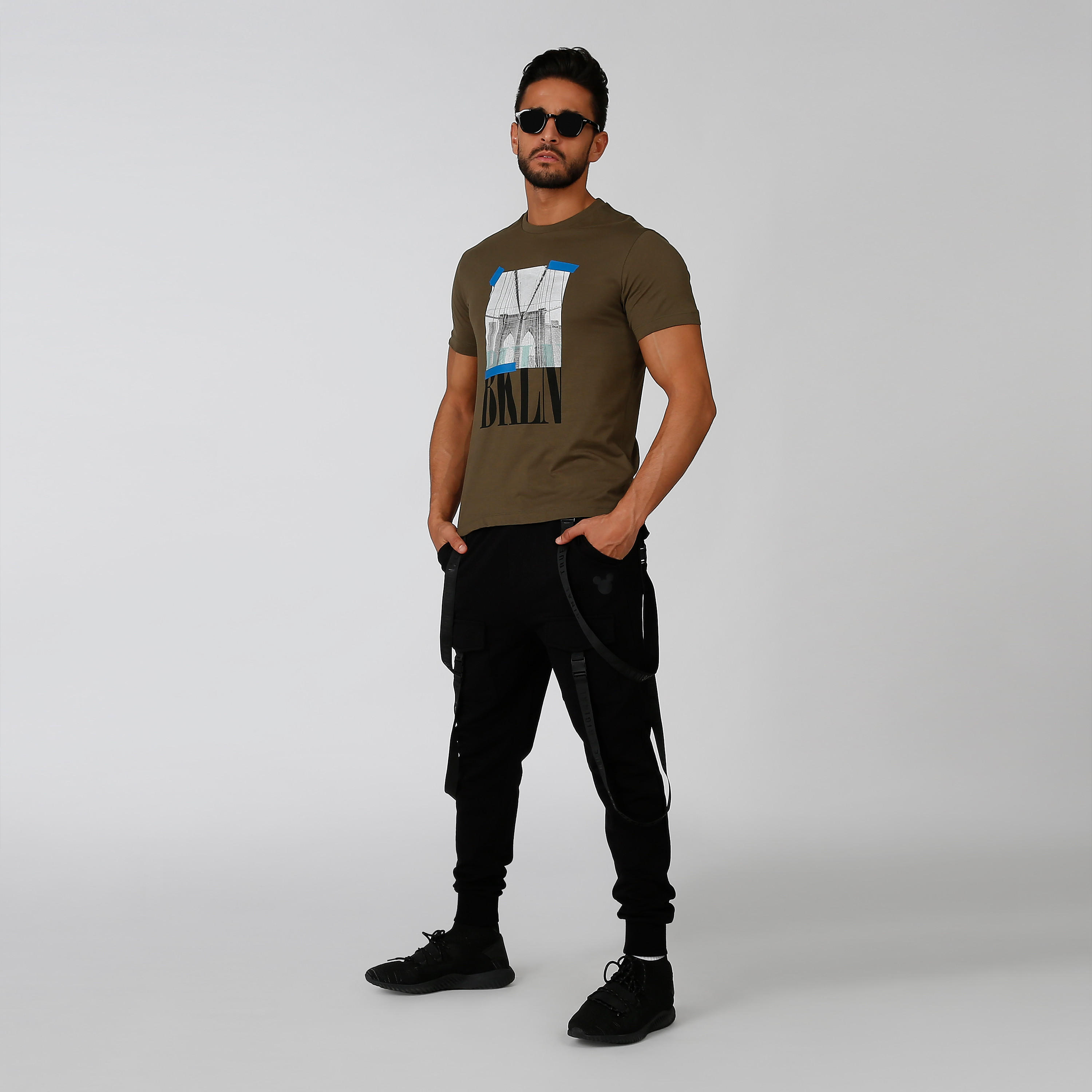 بنطلون رياضي سليم سادة بخصر منخفض وجيوب-men-clothing-bottoms-joggers-image-1