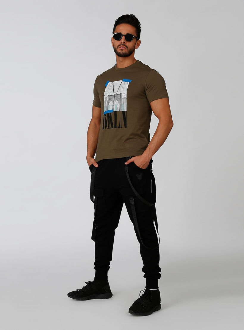 بنطلون رياضي سليم سادة بخصر منخفض وجيوب-men-clothing-bottoms-joggers-image-1